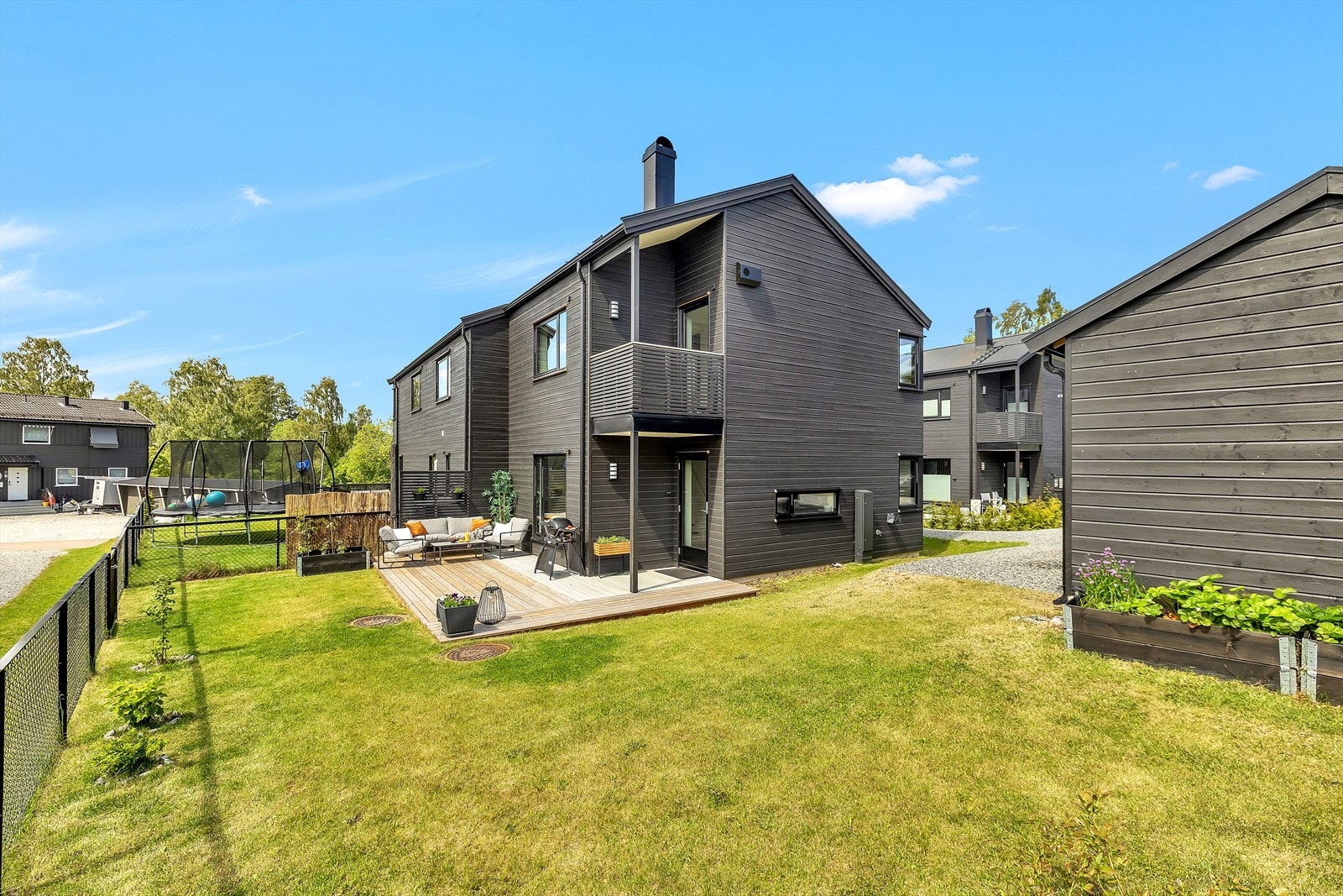 Inngjerdet hage med port og masse boltreplass for liten og stor. Galleribilde