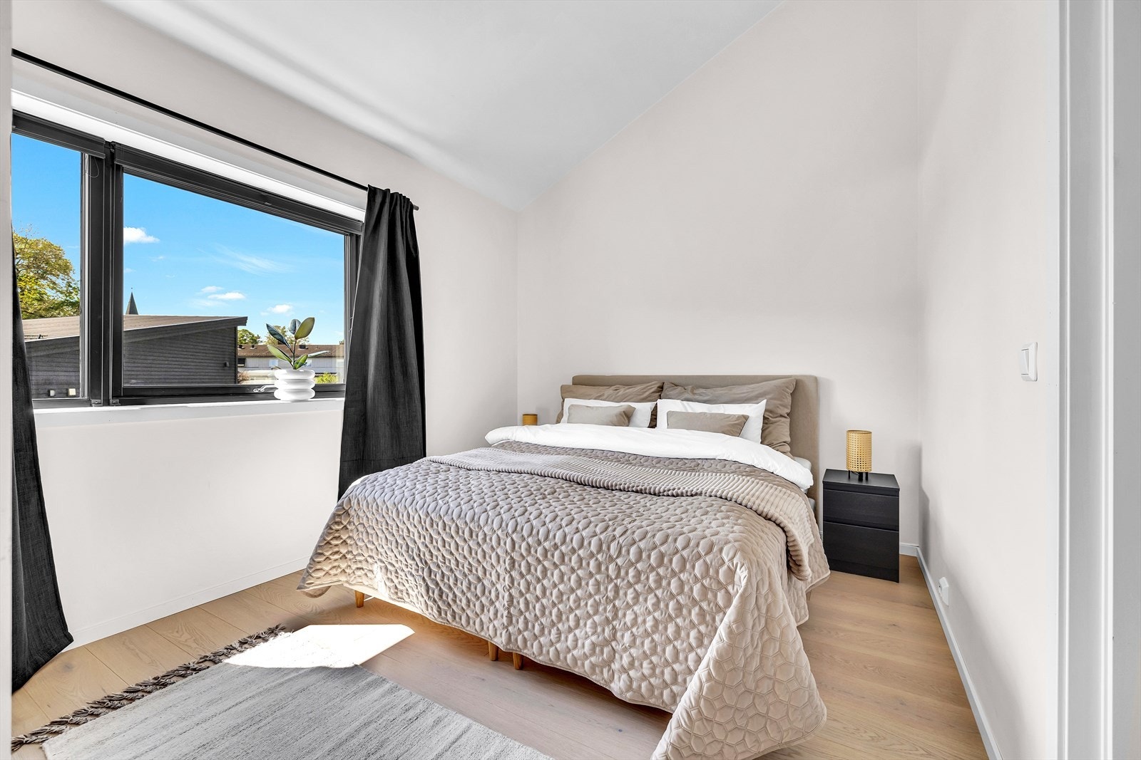 Hovedsoverom av god størrelse med plass til skrivebord, dobbeltseng og nattbord. Galleribilde