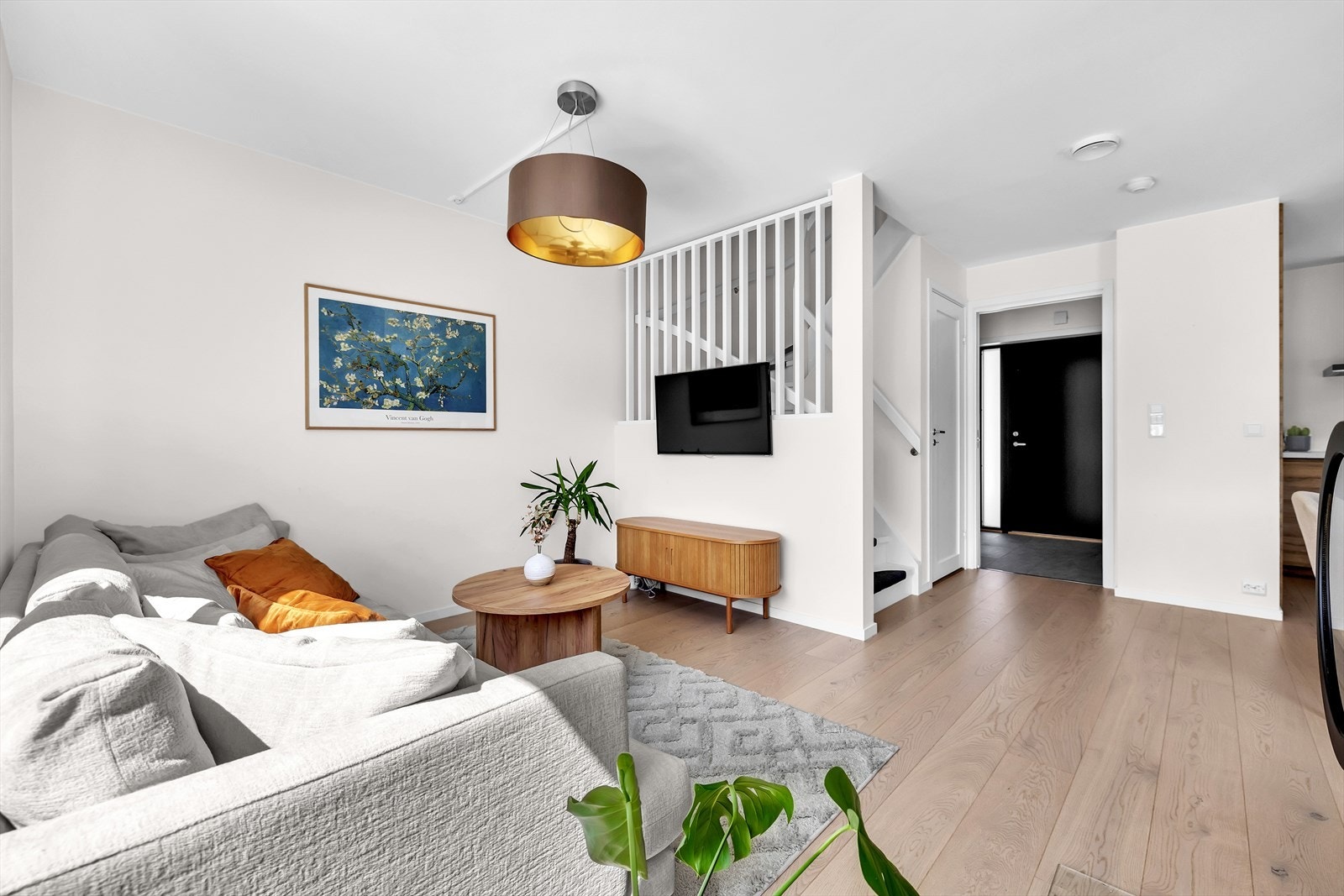 Boligen har delikate fargevalg og 1-stavs parkett på gulv. Galleribilde