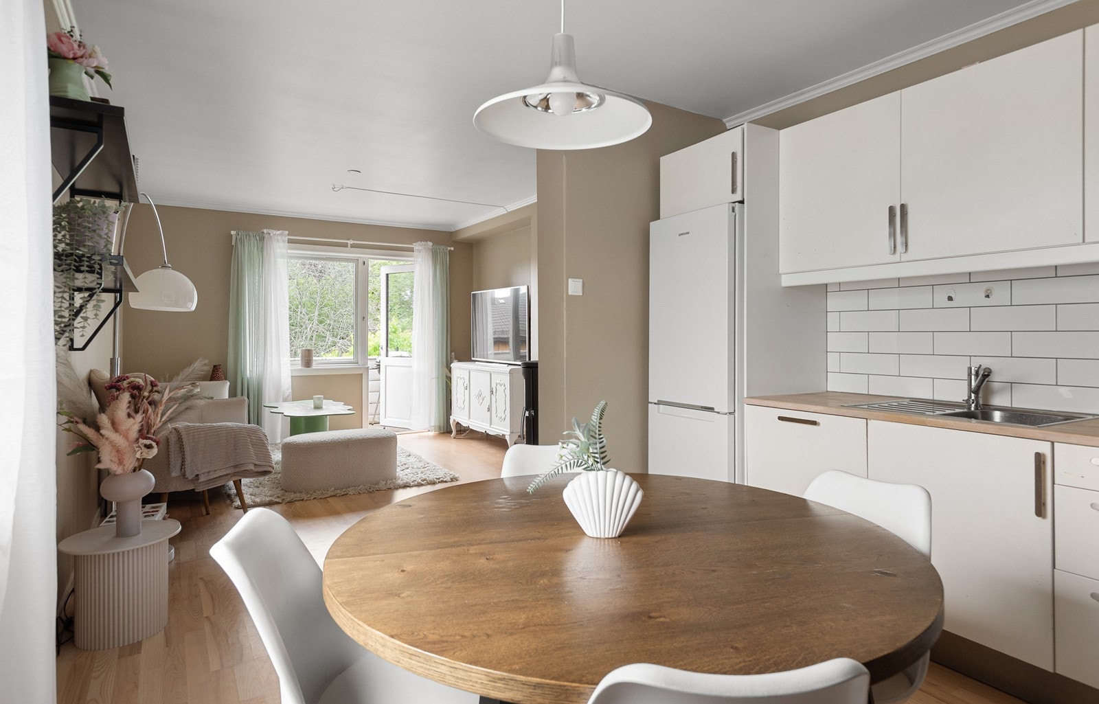 Moderne kjøkken med integrerte hvitevarer og rene linjer Galleribilde