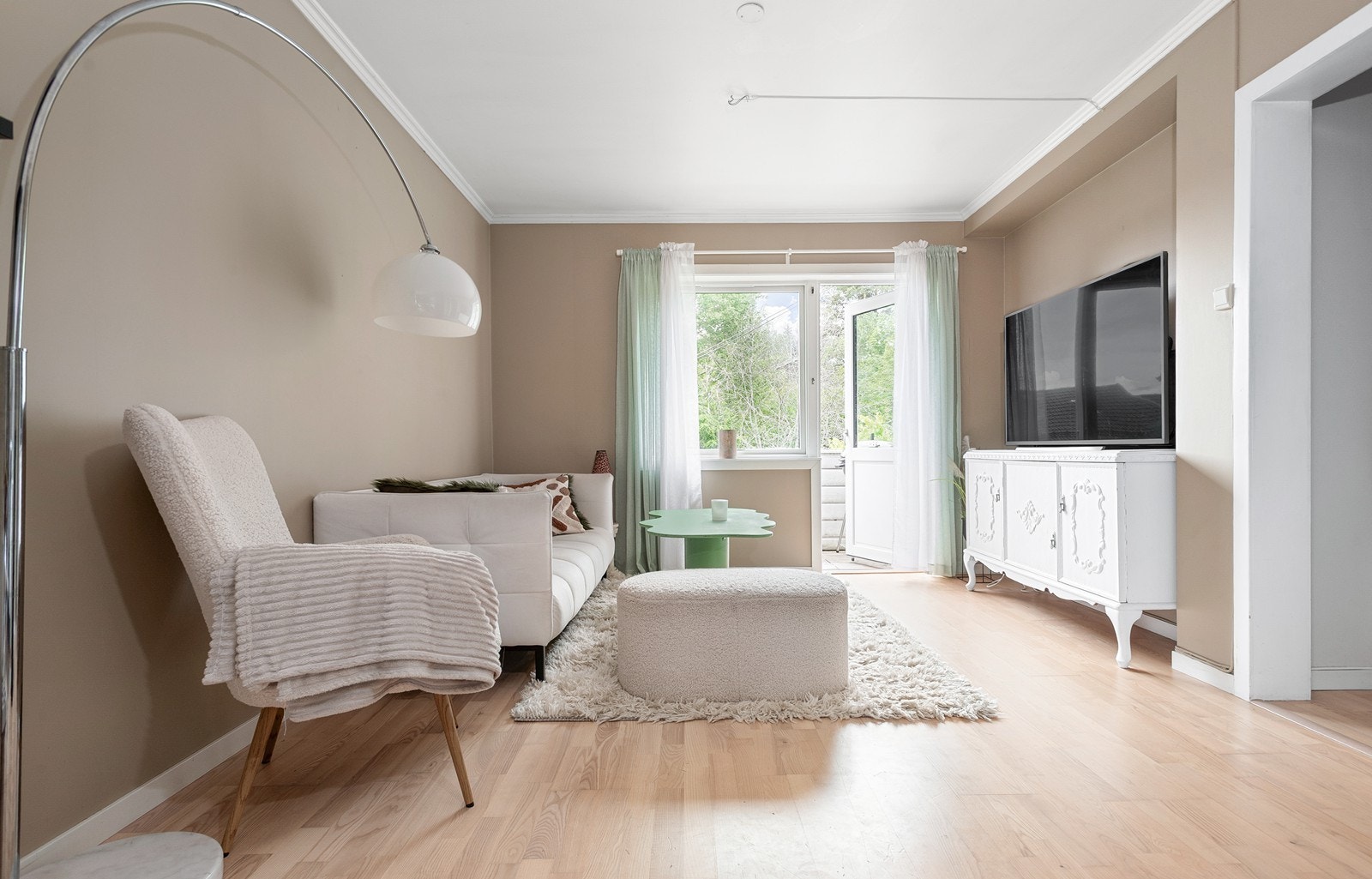 Stuen har god plass til både sofagruppe og spisestue - her er det lett å trives Galleribilde