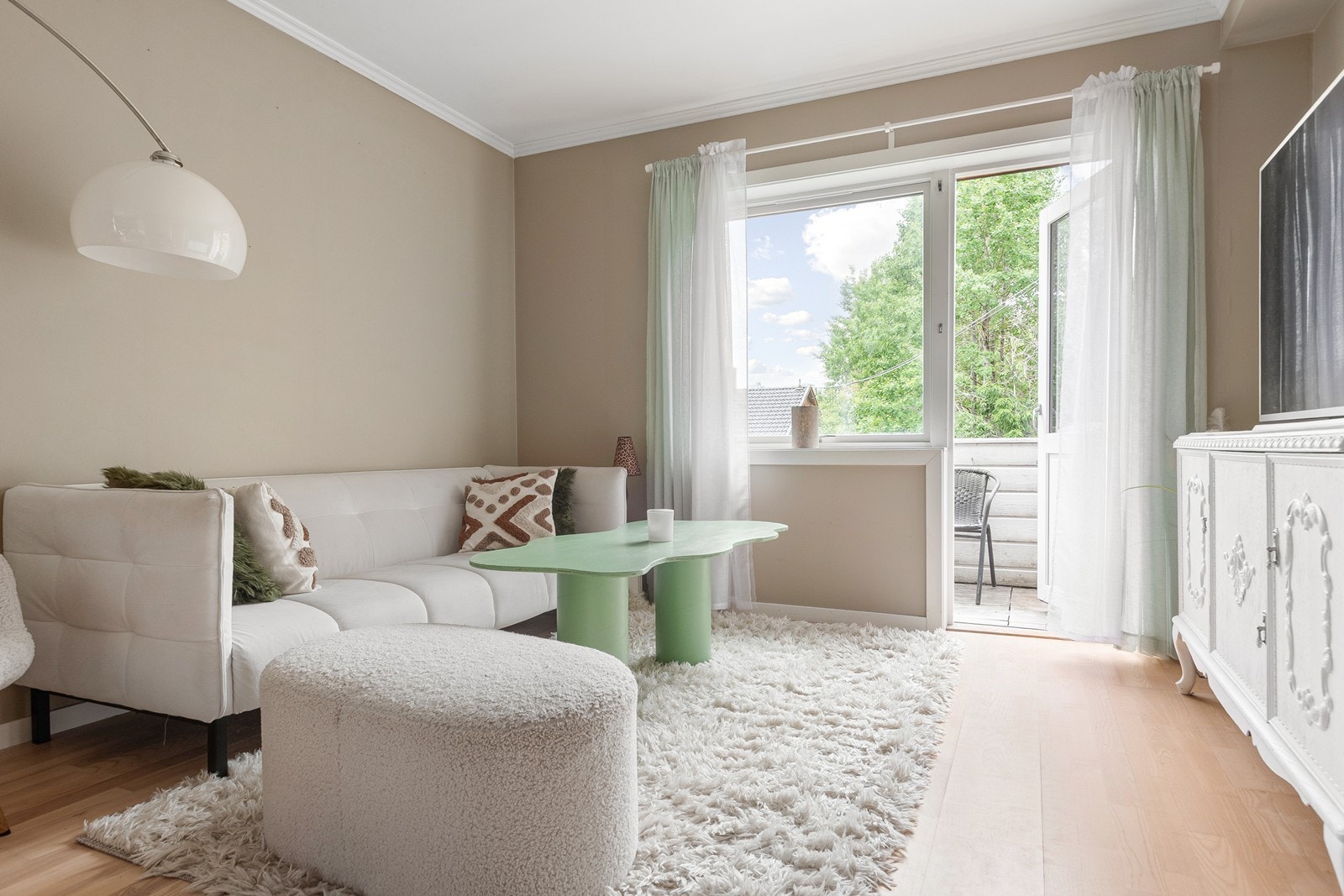 Romslig stue med store vindusflater som gir rikelig med dagslys Galleribilde