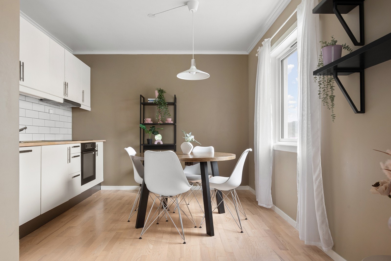 Kjøkken i åpen løsning mot stue - perfekt for sosiale måltider Galleribilde