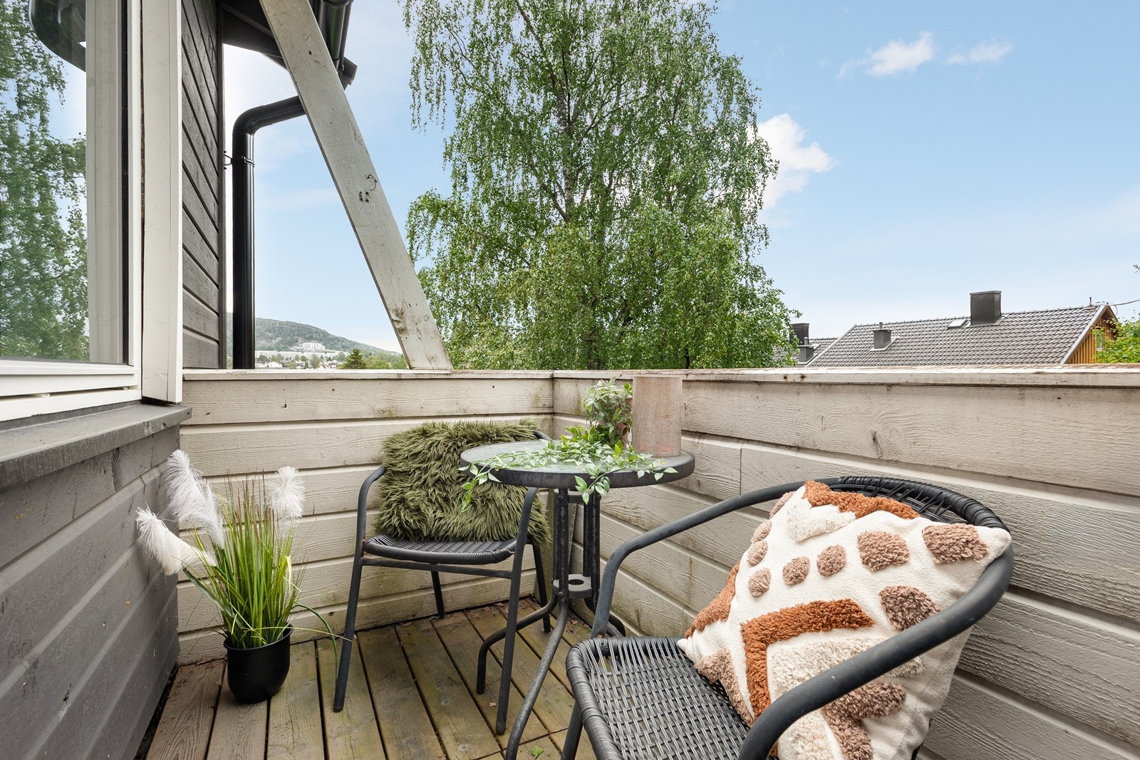 Solrik balkong med god plass til møblering Galleribilde