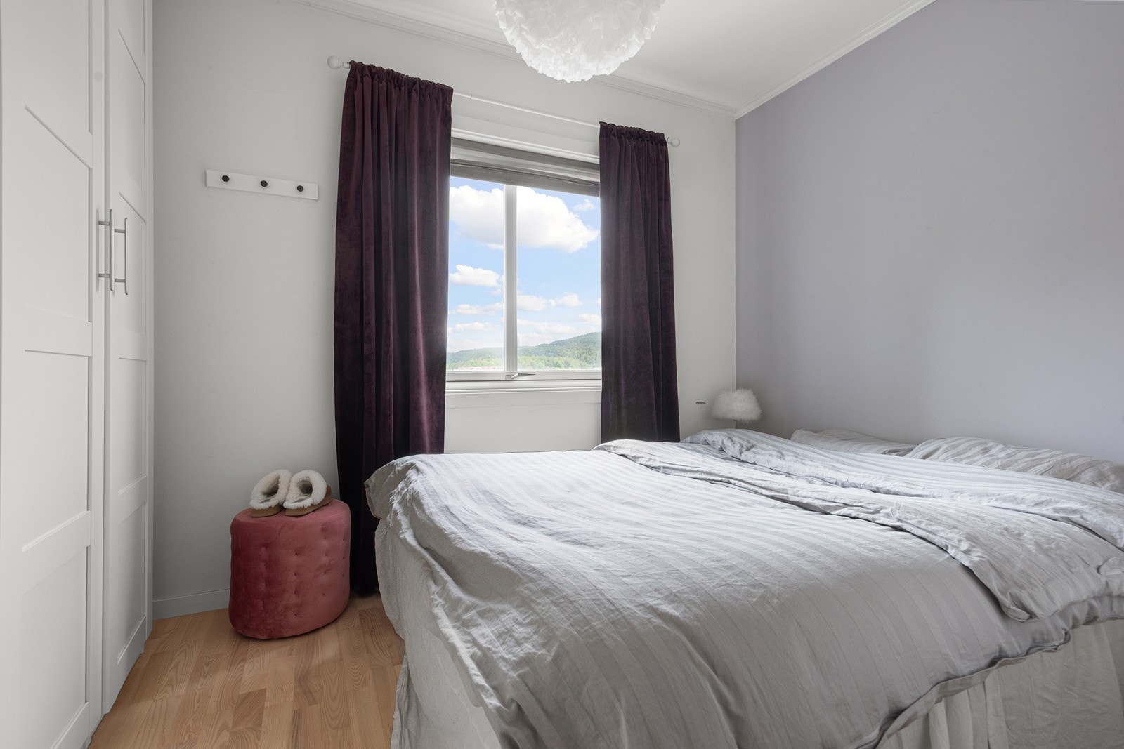 Lyst og romslig hovedsoverom med god plass til dobbeltseng, nattbord og øvrig møblement Galleribilde