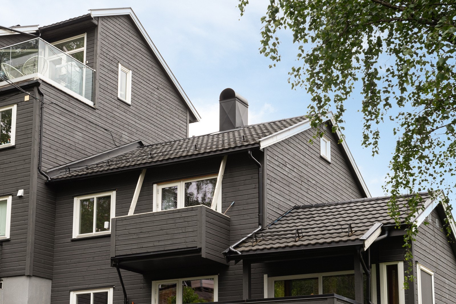 Leiligheten holder en gjennomgående velfungerende standard etter oppussing i 2011. Vinduer og balkongdør skiftet i 2018/19 Galleribilde