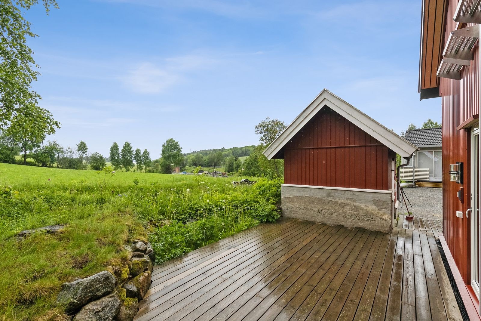 Solrik terrasse som deles med naboleiligheten Galleribilde