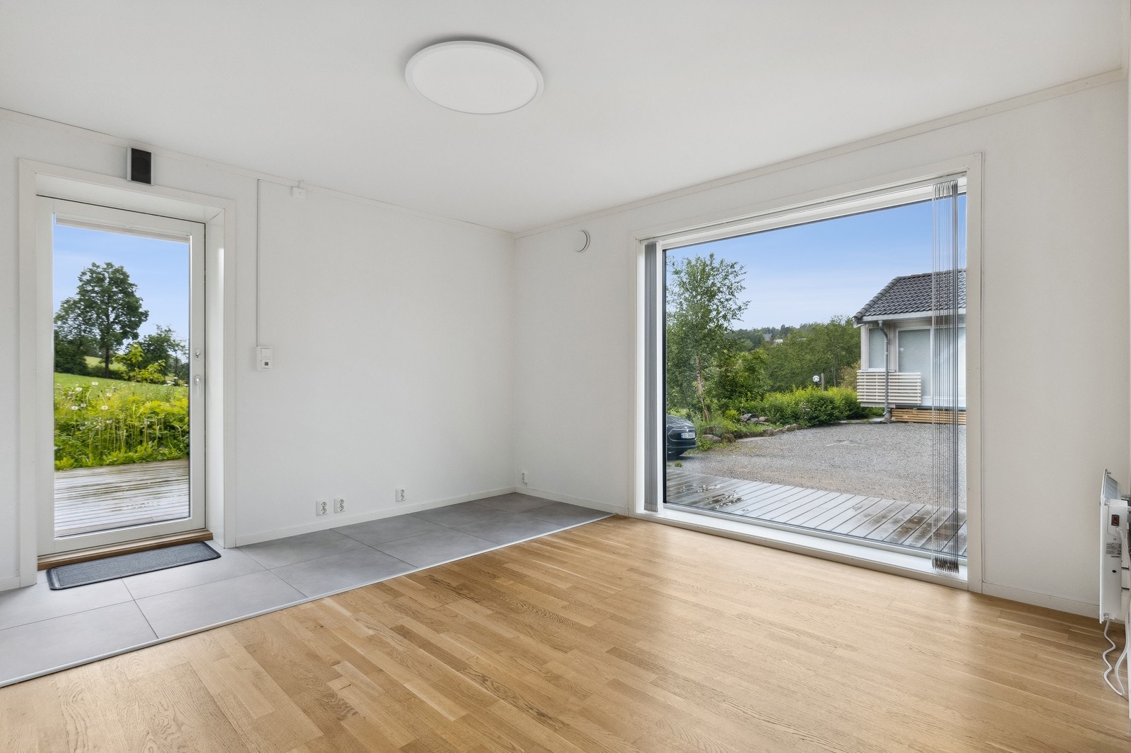 Stor stue med utgang til felles terrasse Galleribilde