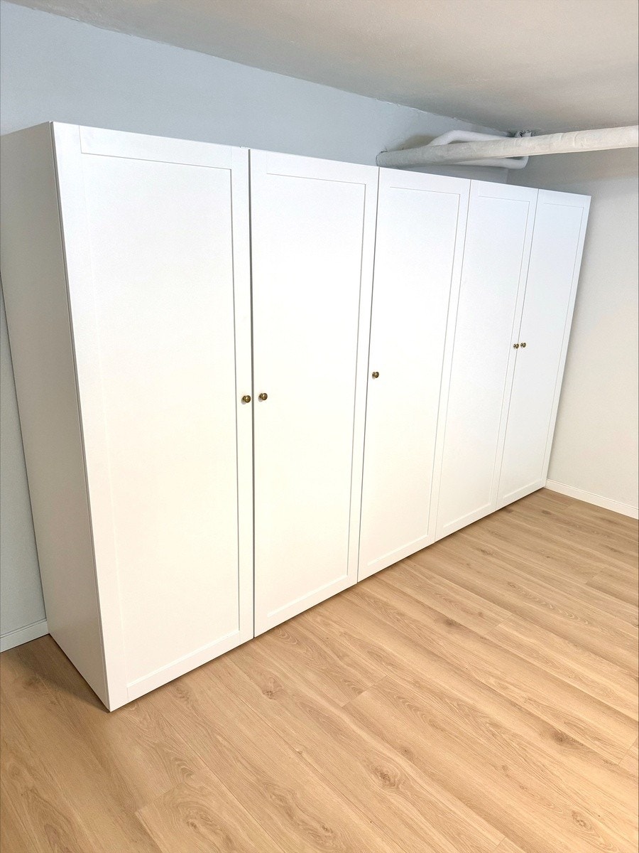 Stor garderobeløsning på soverom 1 Galleribilde