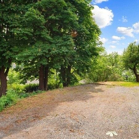 Parkeringsplass med elbillader Galleribilde