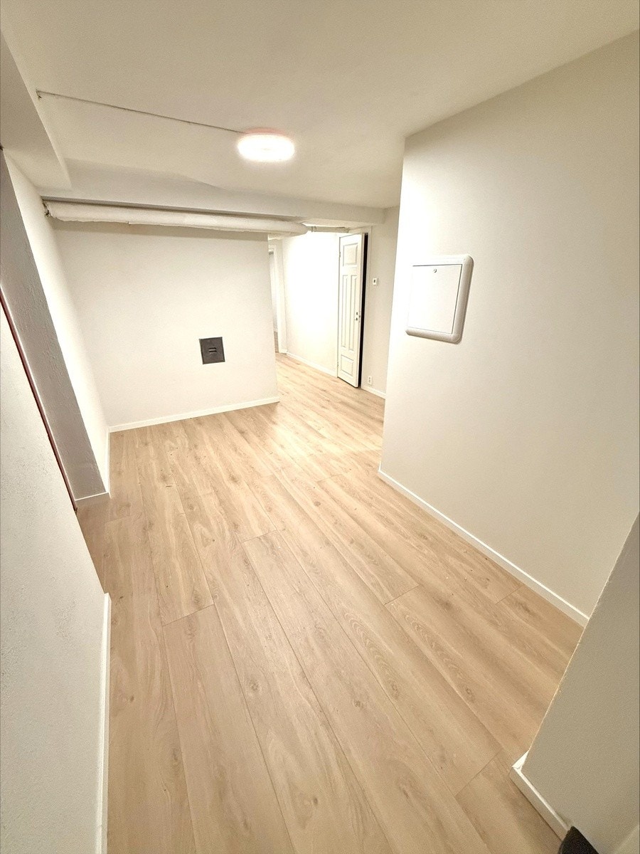 Gang sett fra inngang Galleribilde