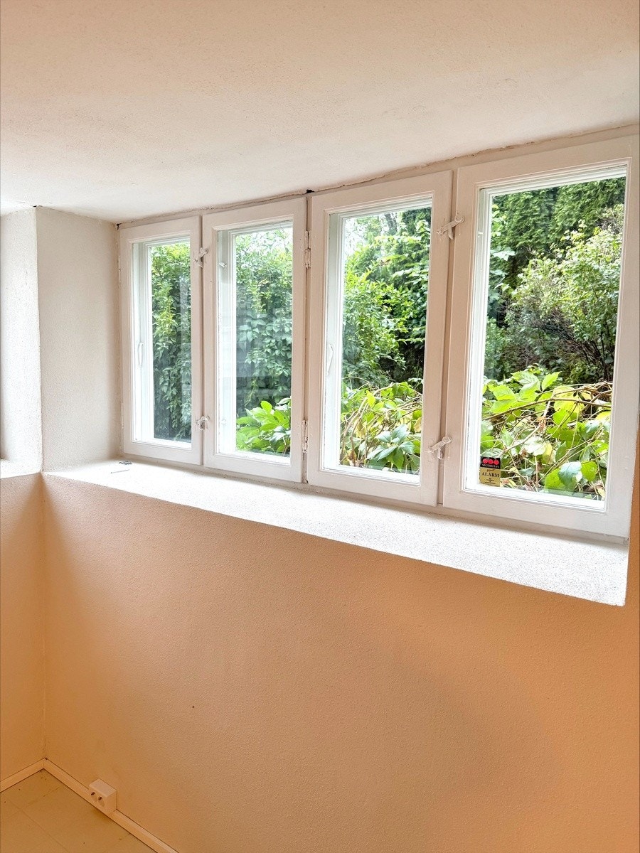 Utsikt til bakkeplan fra stue Galleribilde