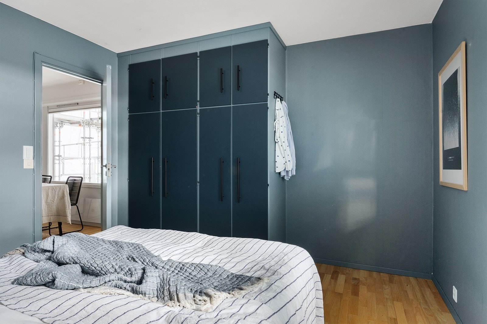 Det store, innebygde skapet gir godt med oppbevaringsmuligheter Galleribilde