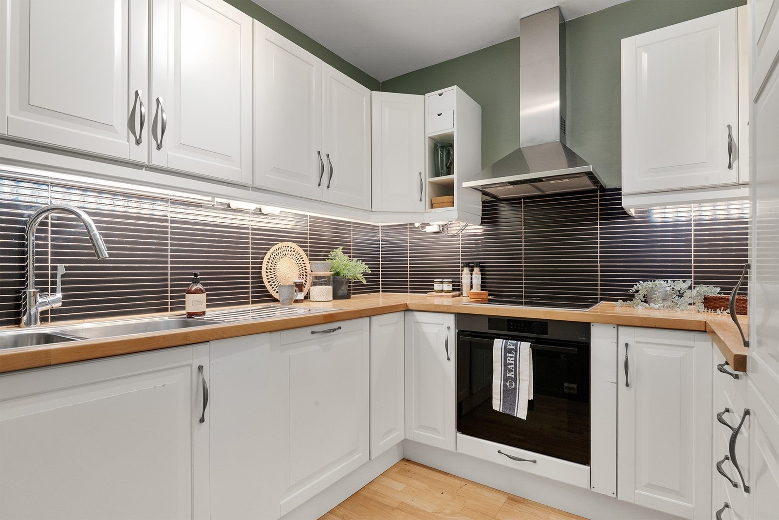 Kjøkken fra IKEA som ligger i en delvis åpen løsning mot stuen Galleribilde