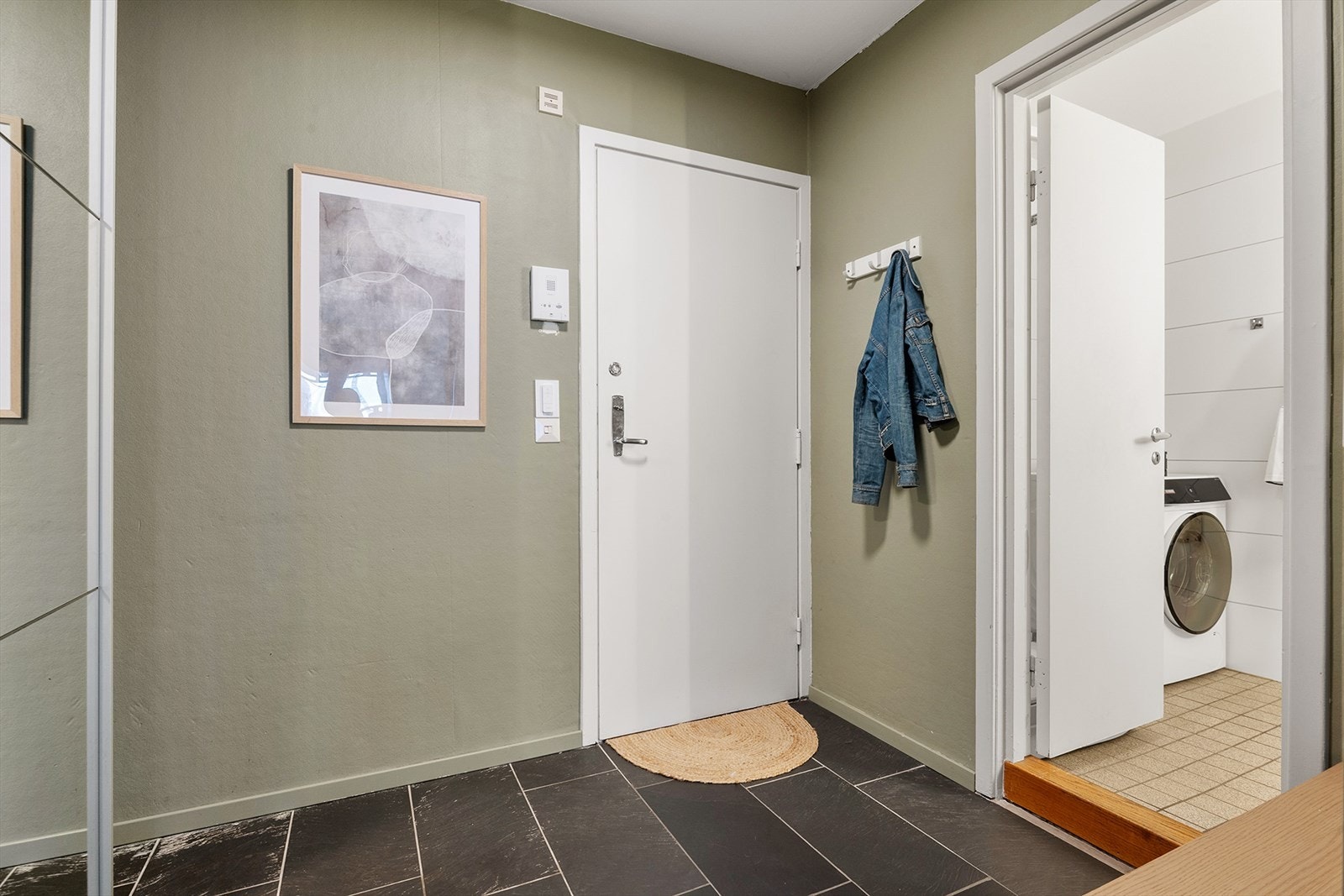 I tillegg til god lagringsplass i leiligheten, disponerer den også en loftsbod på 4 kvm for ekstra lagringsplass Galleribilde