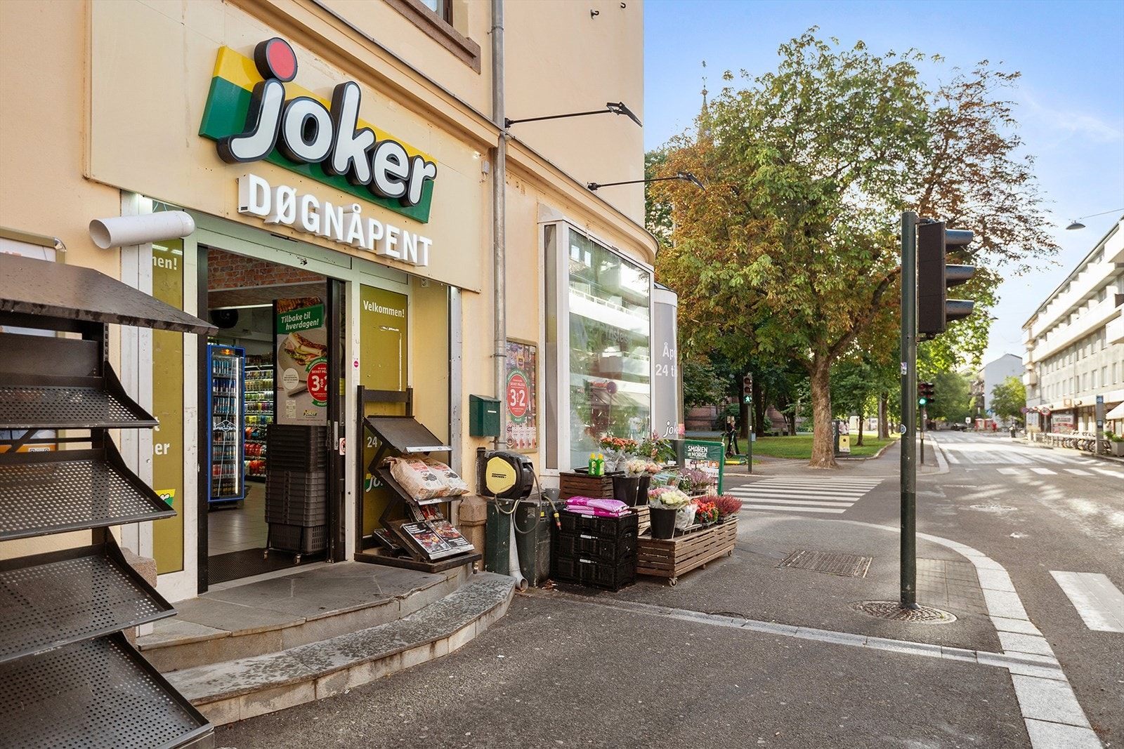 Rett utenfor døren finner du blant annet Hamburgerbar, bokhandel, døgnåpen Jokerbutikk og Sagene Torg med frukt, grønt og internasjonale varer Galleribilde