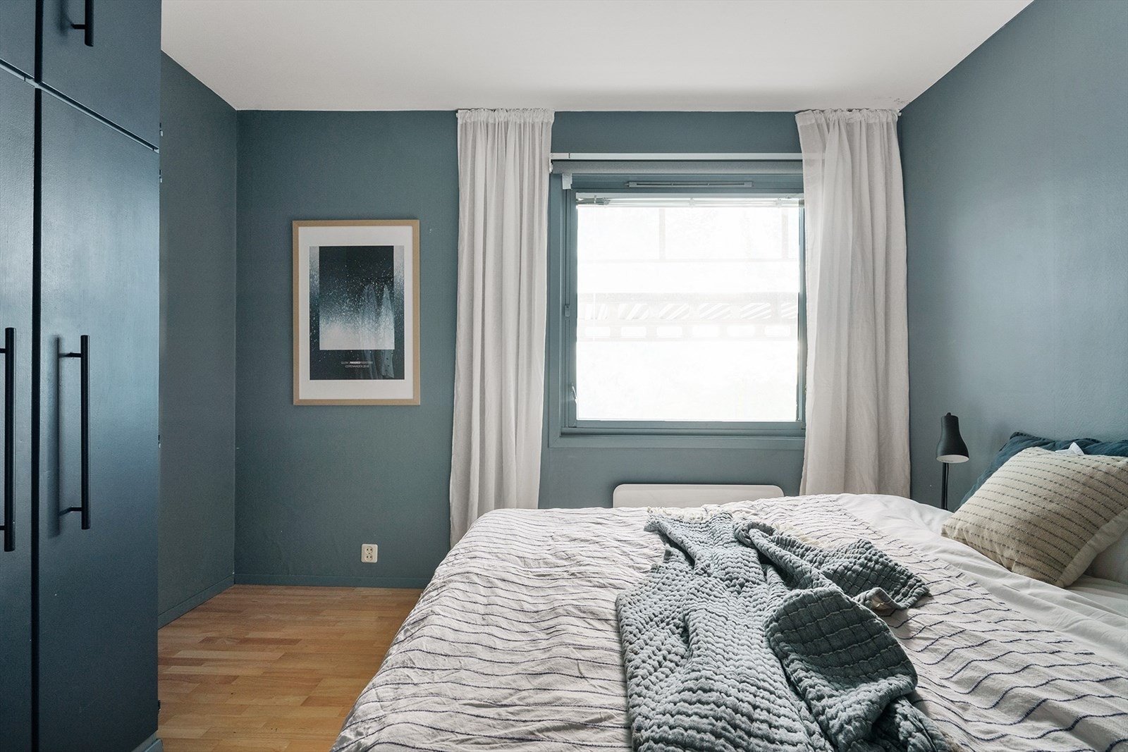 Fra soverommet får en man hyggelig utsikt mot grønne Myraløkka Galleribilde