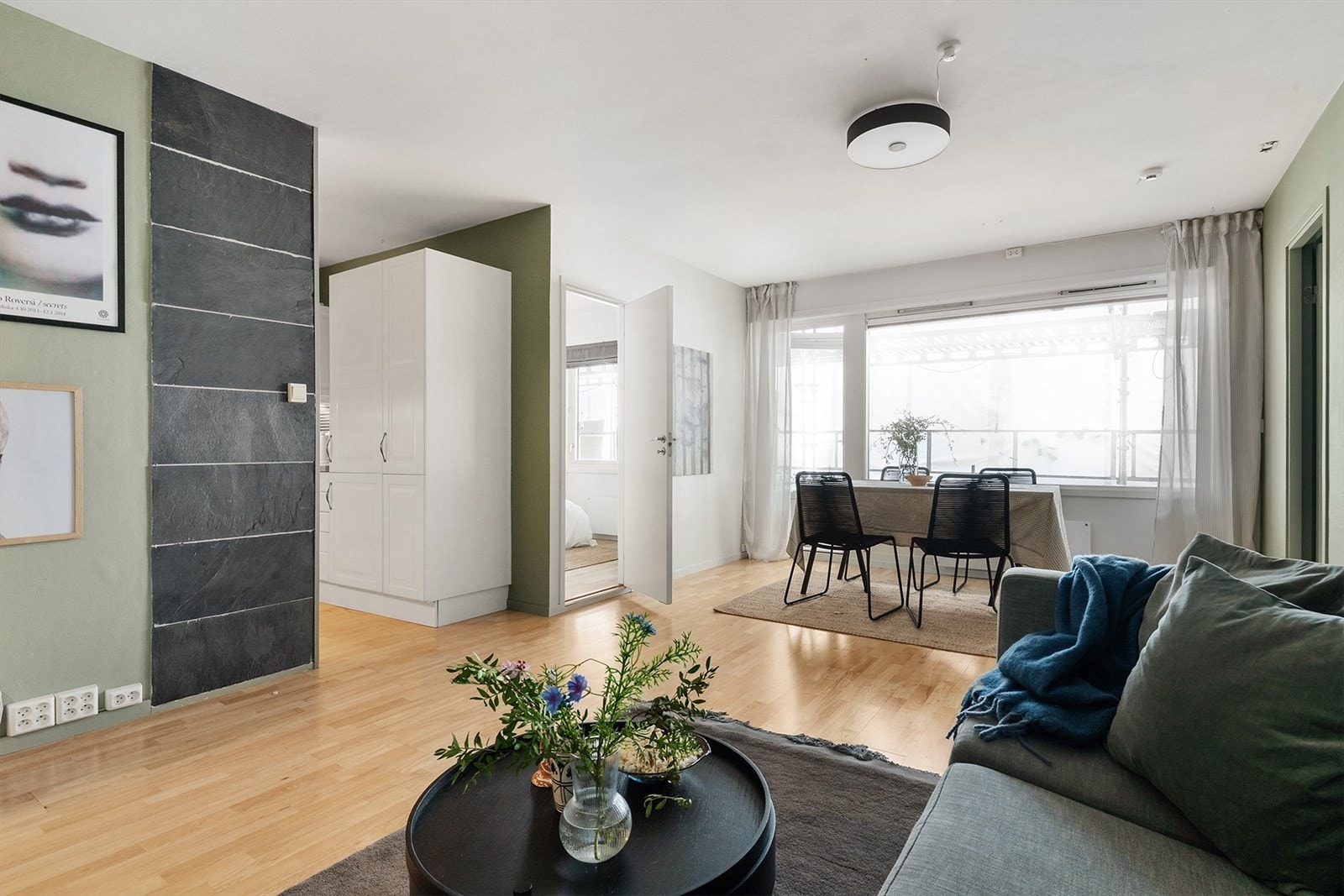 Fra stuen har du utgang til en balkong på ca. 4 m² hvor man kan nyte morgensolen Galleribilde