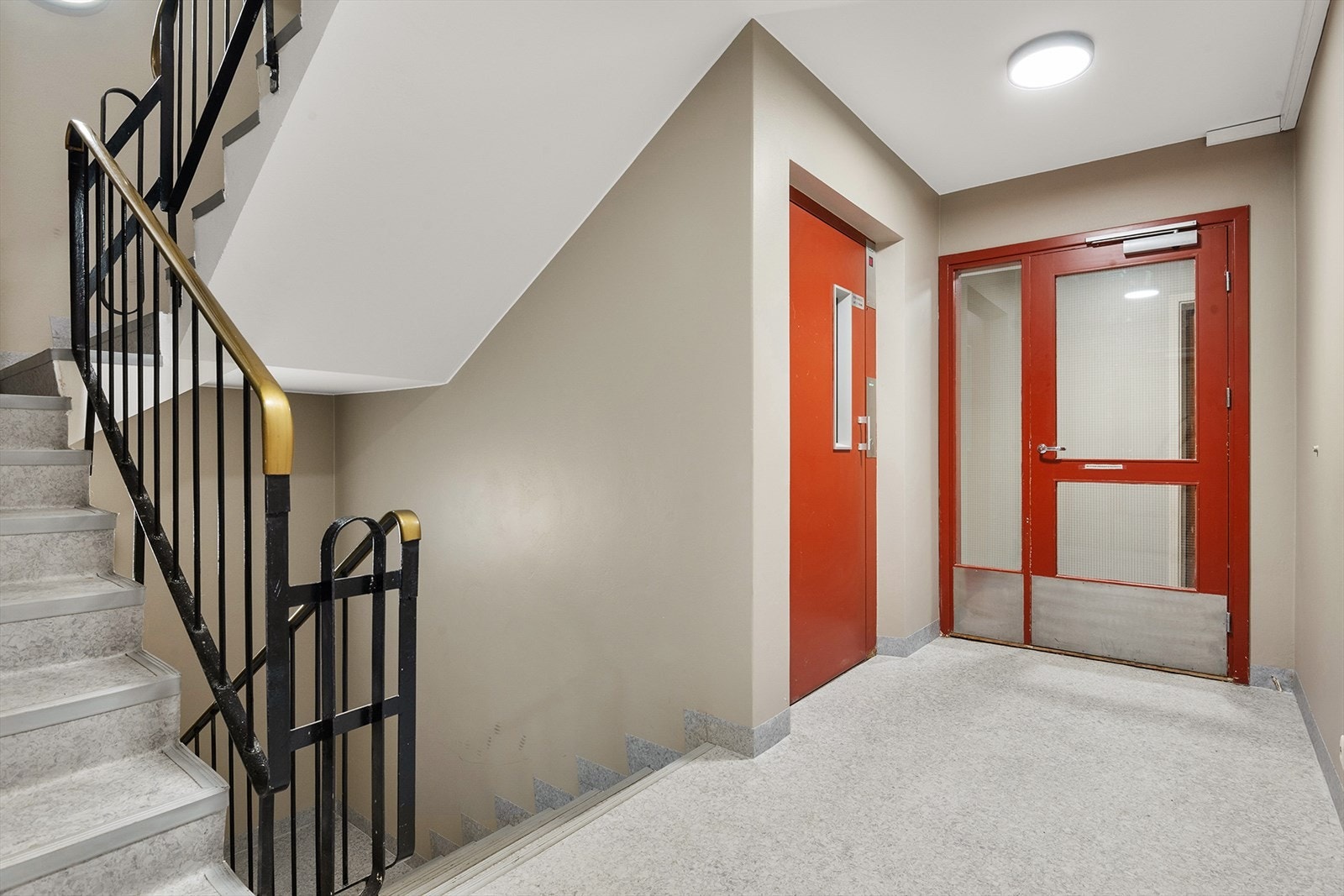 Det medfølger en parkeringsplass med elbillader i felles garasjekjeller på ca. 12 m² Galleribilde