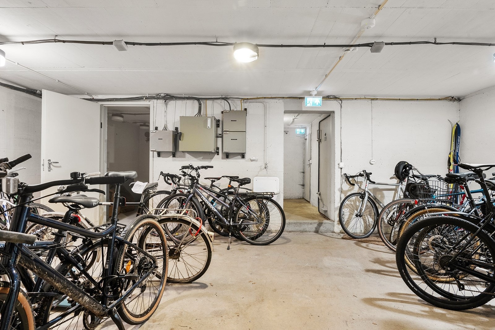 Felles sykkelparkering i kjelleren Galleribilde