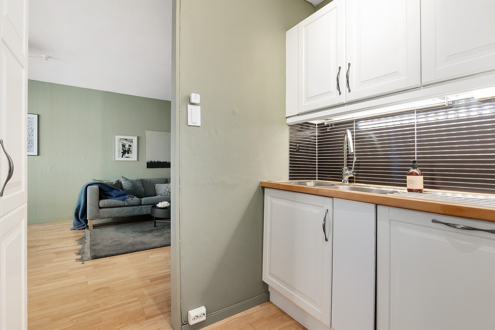 Kjøkkenet er godt utnyttet med rikelig skap- og benkeplass Galleribilde