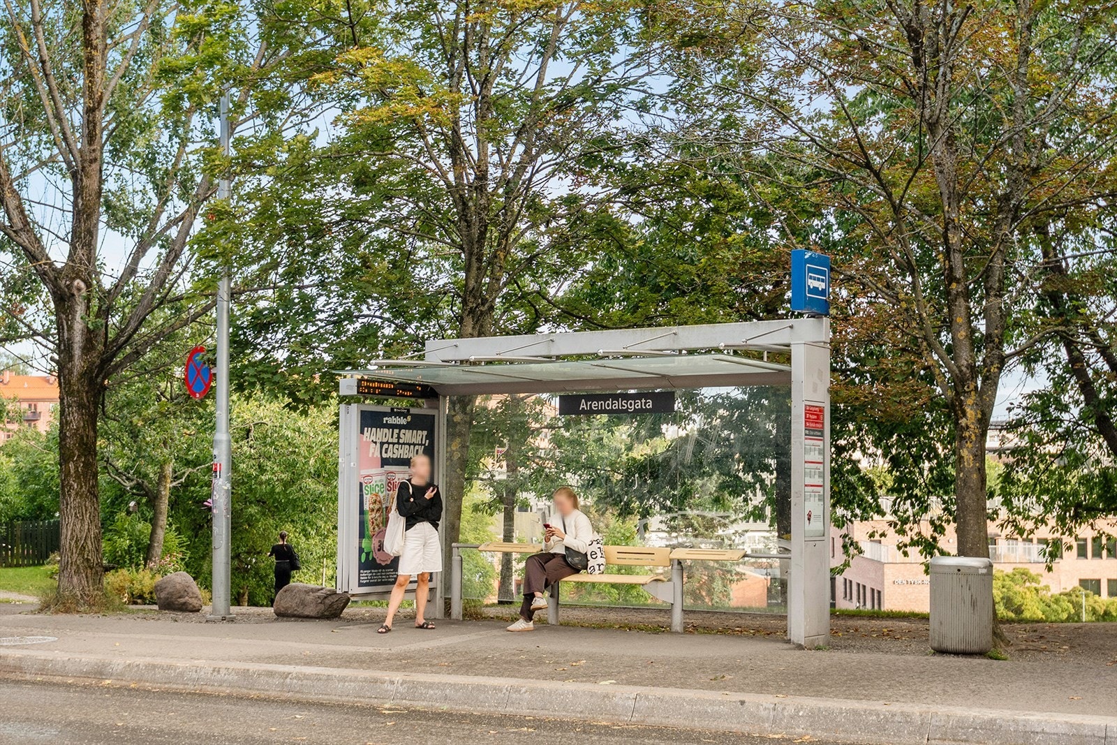 Bussstoppet Arendalsgata finner du rett utenfor døra. Her går busslinje 20,54 og 37. Galleribilde