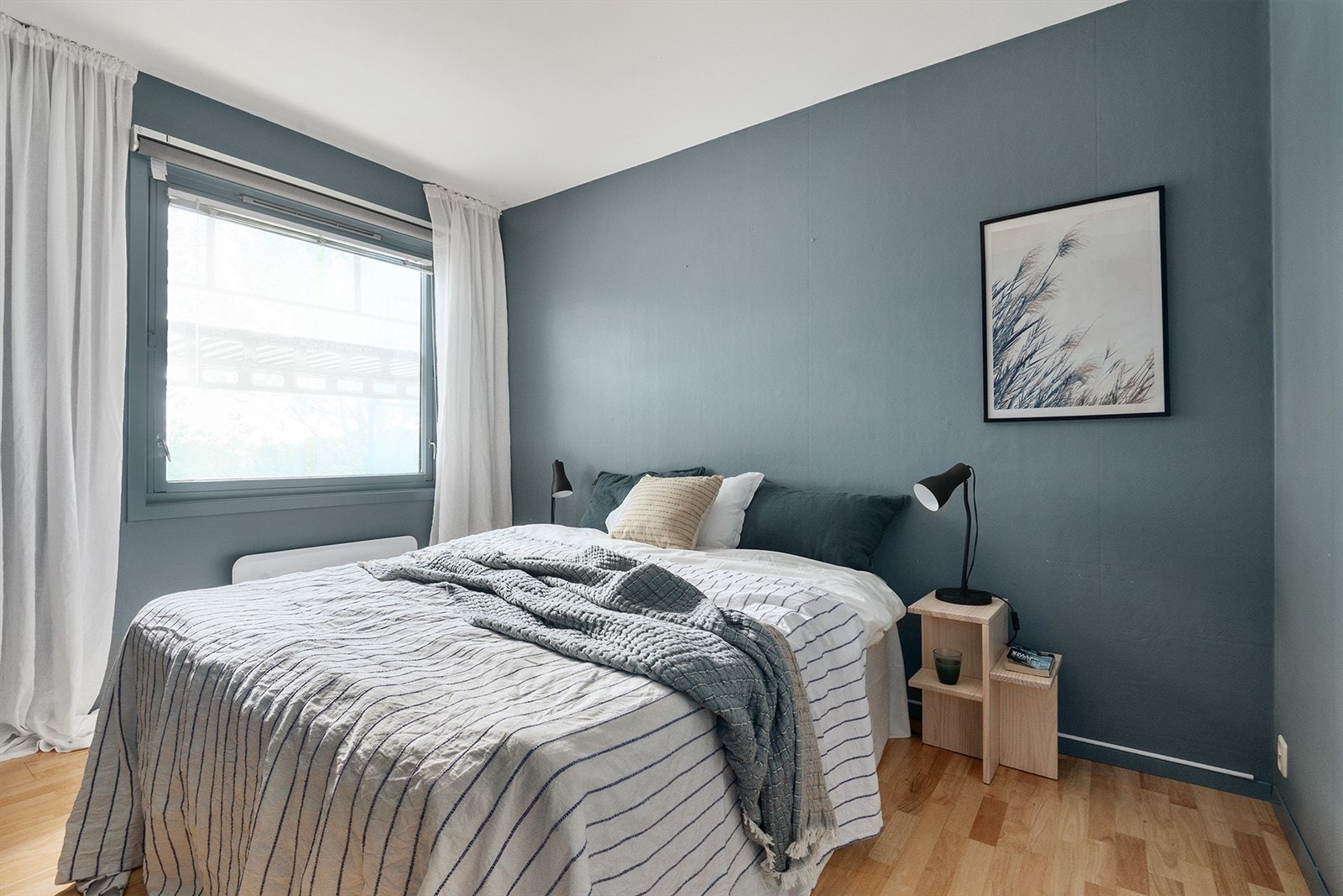 Lunt og innbydende hovedsoverom med plass til dobbeltseng og tilhørende møblement Galleribilde