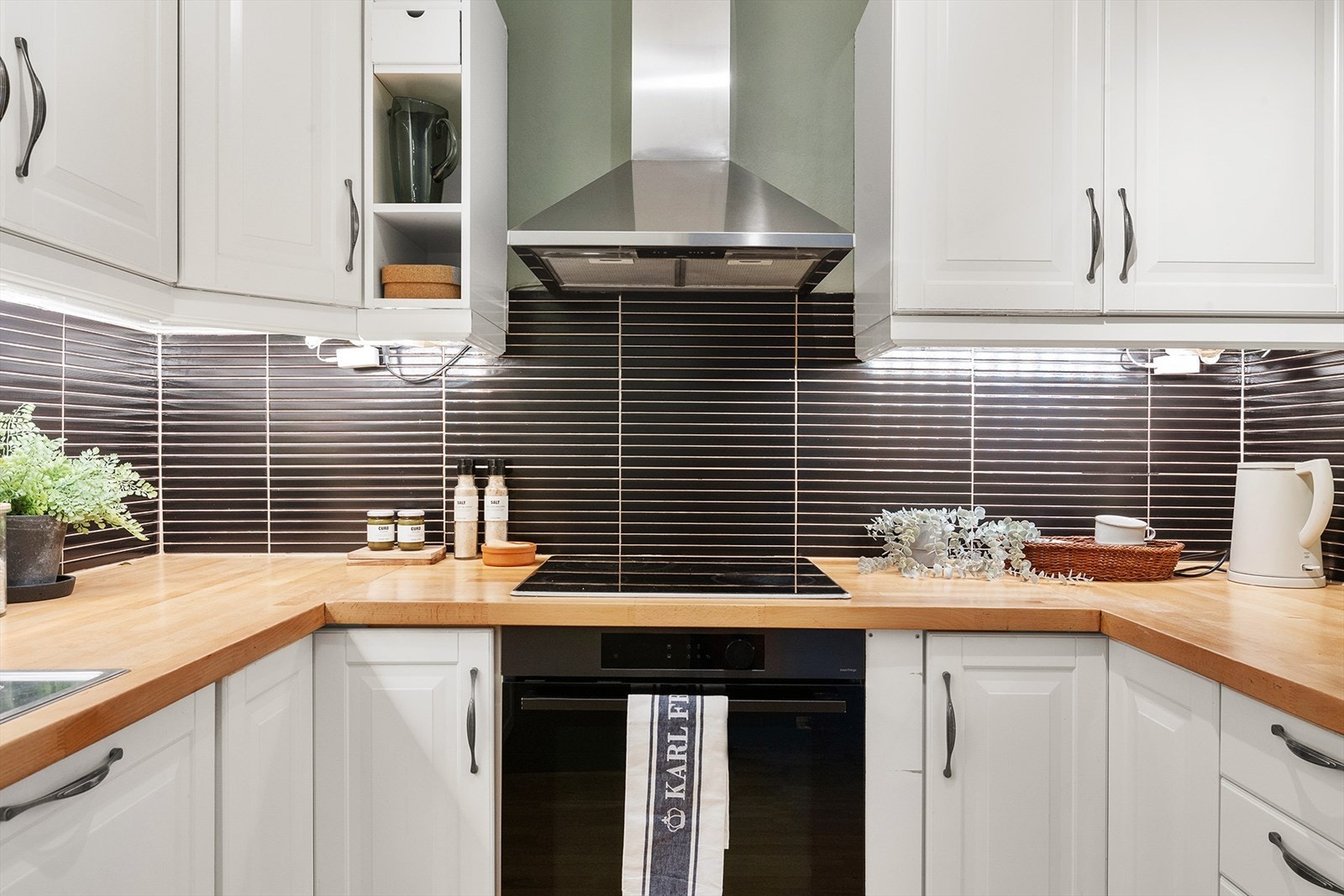 Kjøkkenet er utstyrt med integrert stekeovn, platetopp, oppvaskmaskin og kjøl-/fryseskap Galleribilde