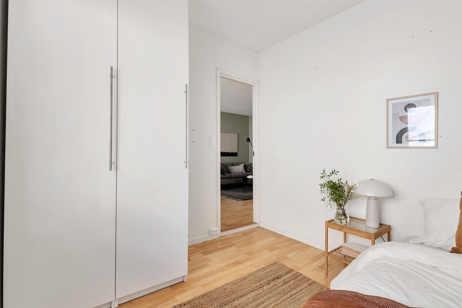 Rommet har god plass til seng og garderobeskap Galleribilde