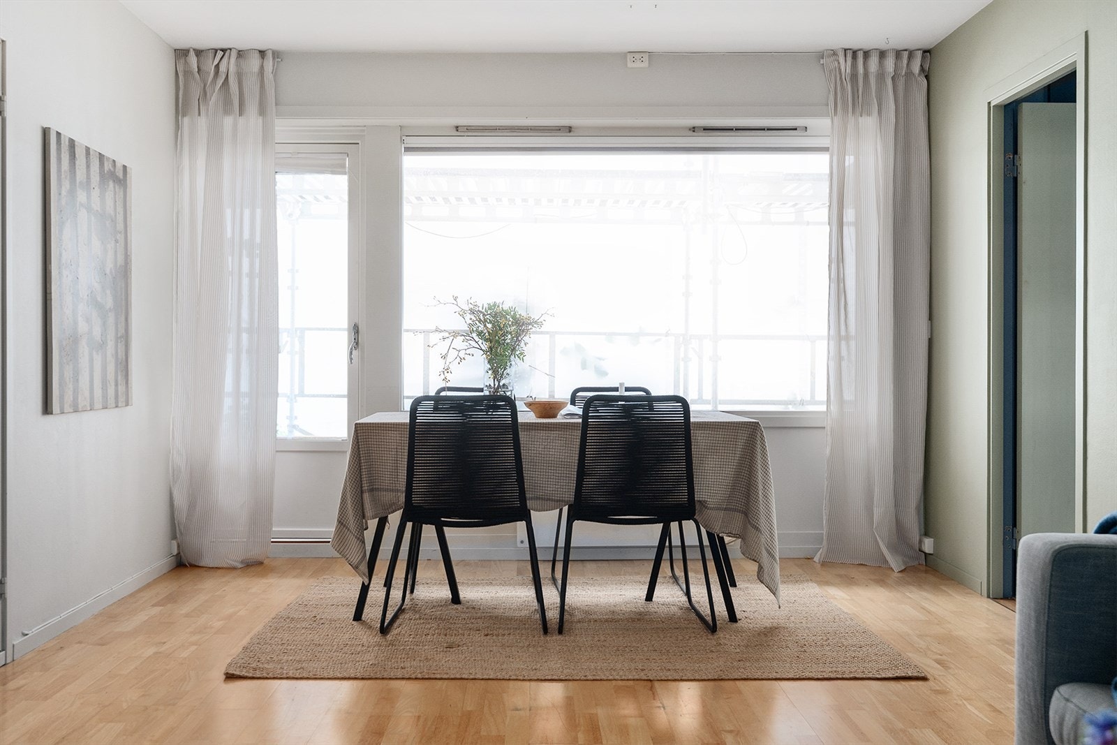 Sameiet har et pågående balkong- og vindusprosjekt som forventes ferdigstilt i oktober. Da får leiligheten blant annet splitter nye vinduer og balkongdør Galleribilde