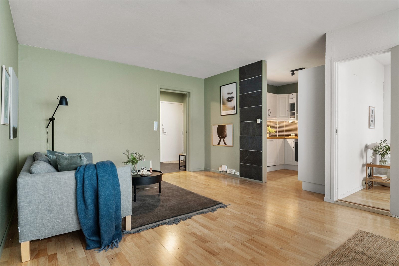 Leiligheten ligger i en høy 1. etasje og har fasiliteter som balkong, heis og garasjeplass Galleribilde