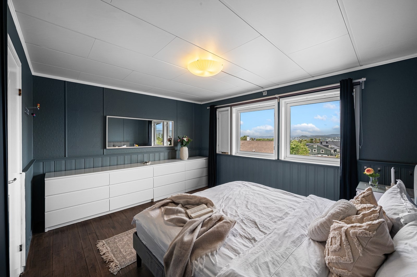 - God plass til dobbeltseng samt ønsket oppbevaringsløsning - Galleribilde