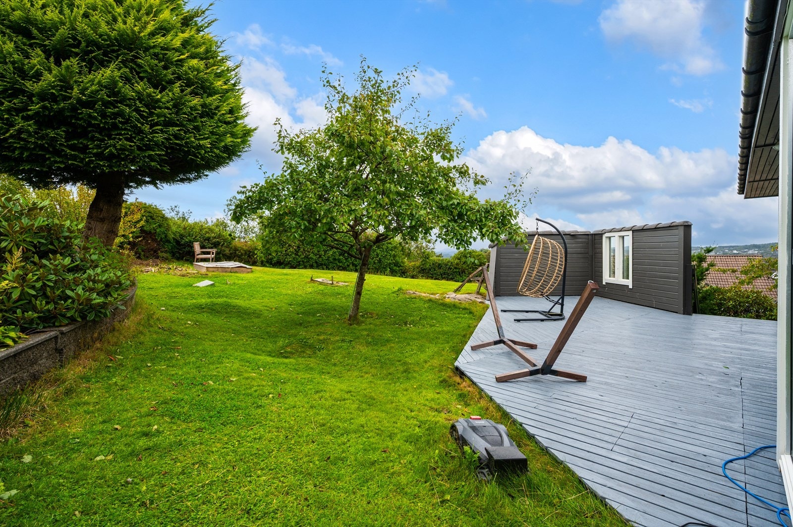 - Du kan enkelt forflytte deg rundt på tomten og nyte svært gode solforhold midtsommers - Galleribilde