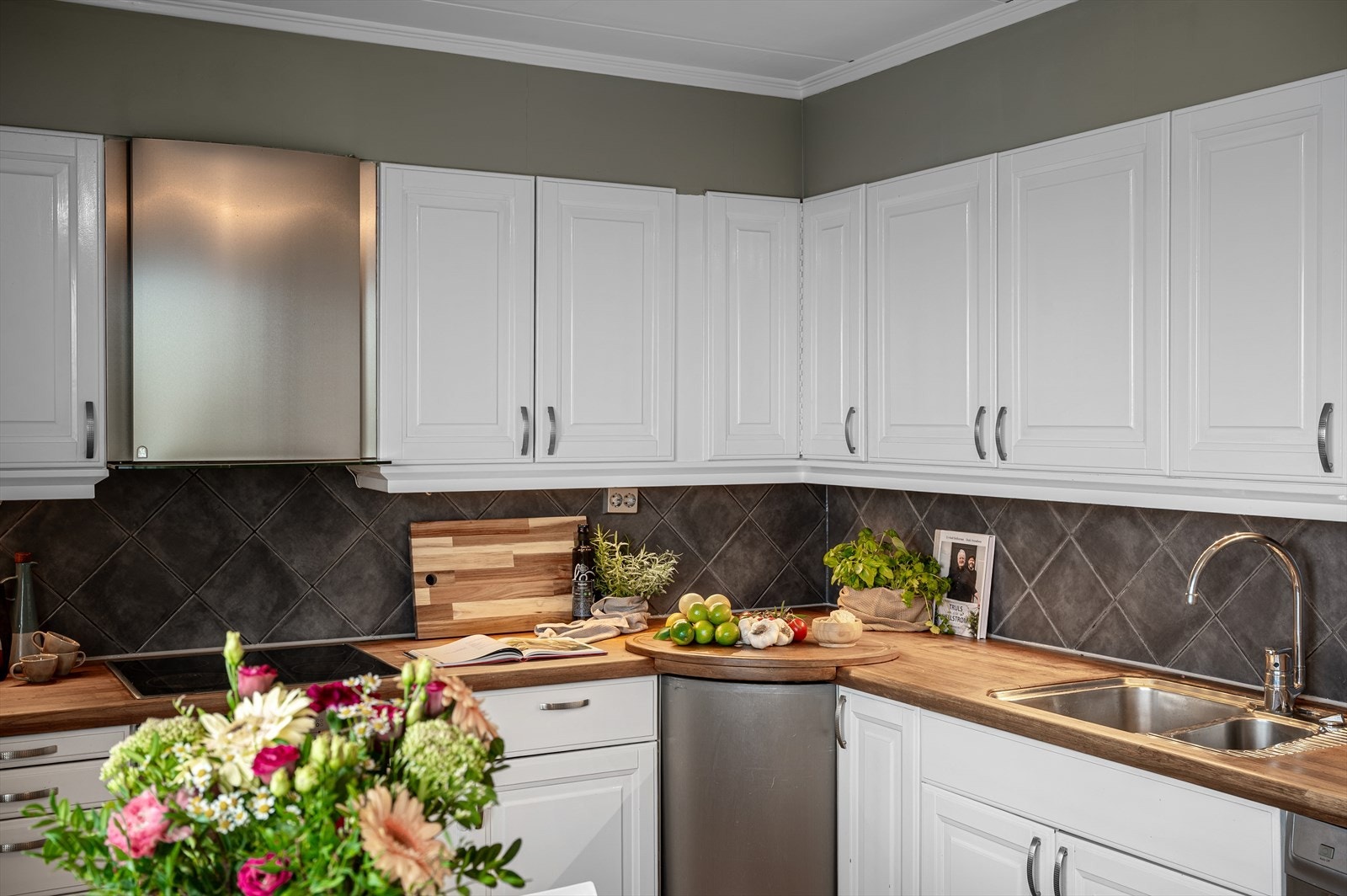 - Godt med skap- og benkeplass til glede for husets kokk - Galleribilde