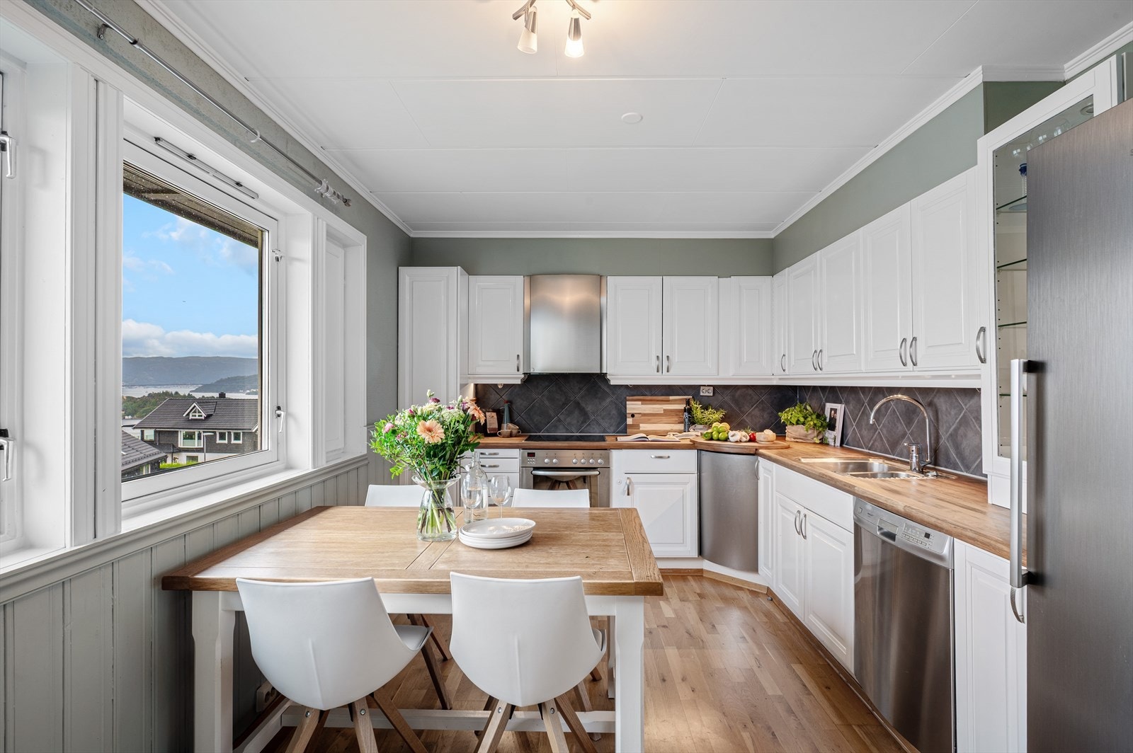 - Merk at både integrerte samt frittstående hvitevarer medfølger handelen kostnadsfritt - Galleribilde