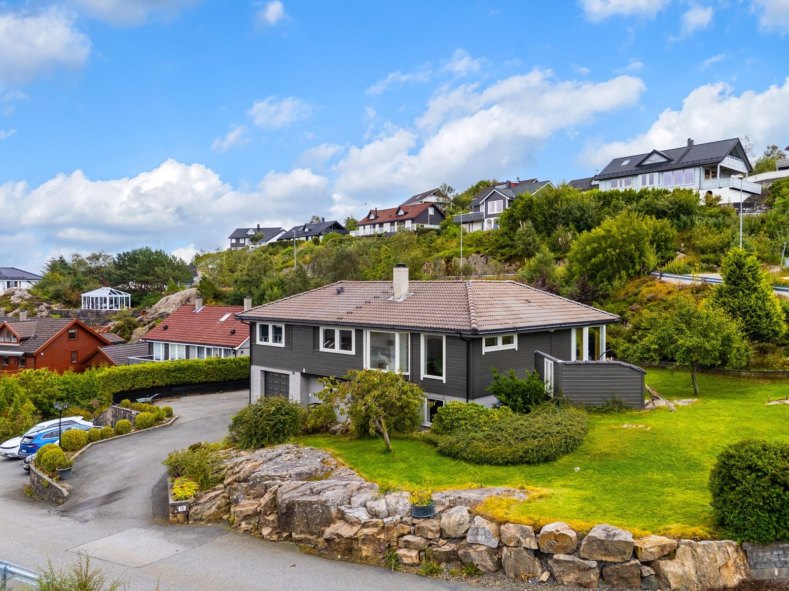 - Fra eiendommen er det 5 minutters gange til busstopp - Galleribilde