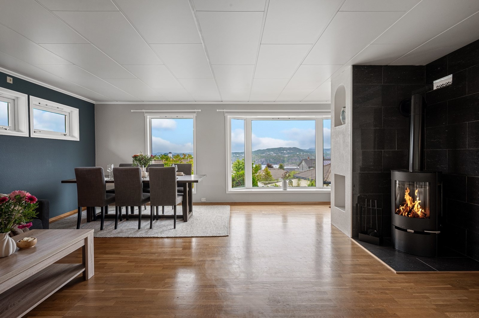 - Merk de generøse vindusflatene vendt mot ulike himmelretninger som sørger for rikelig med verdifullt lysinnslipp - Galleribilde