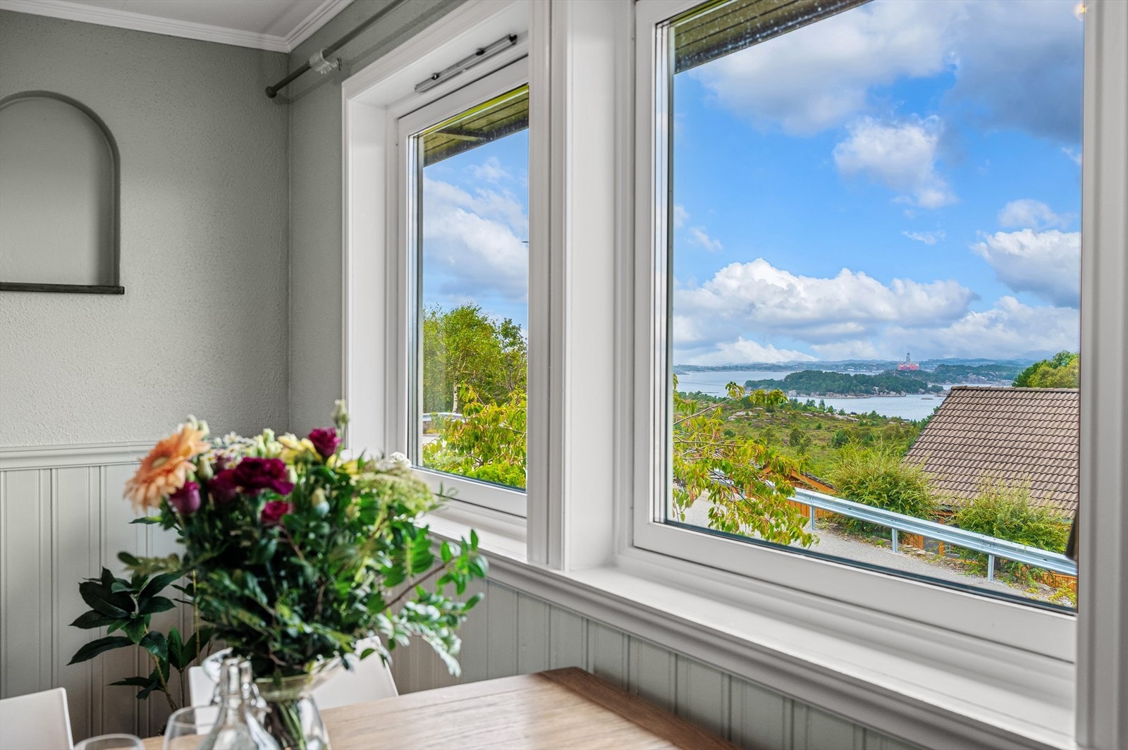 - Nyt frokosten til vakker sjøutsikt - Galleribilde