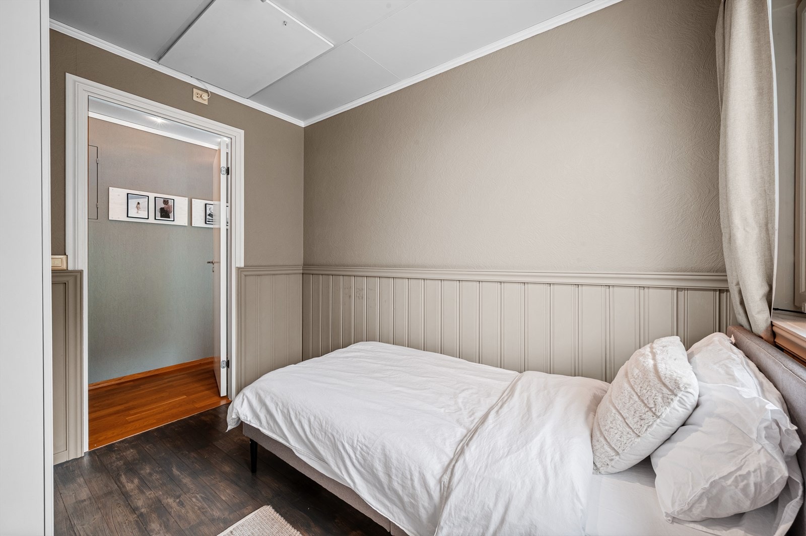 - Passer perfekt som barne- eller gjesterom. Merk luke til loft - Galleribilde