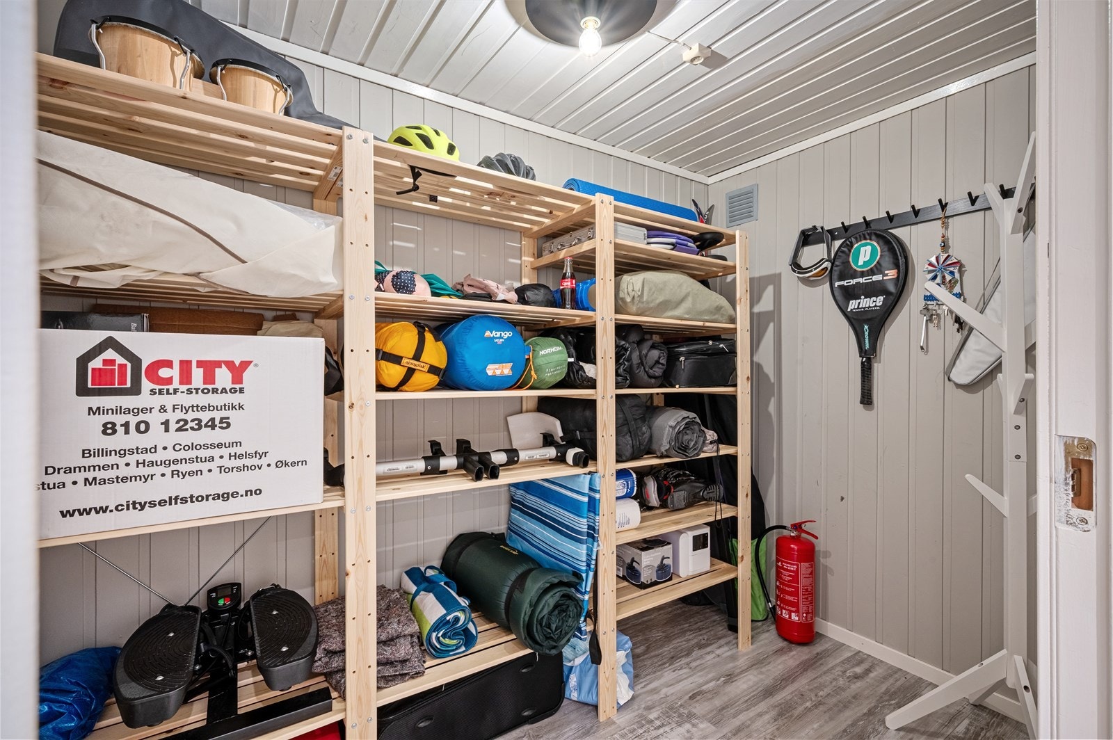 - Bod med praktisk hylleløsning - Galleribilde