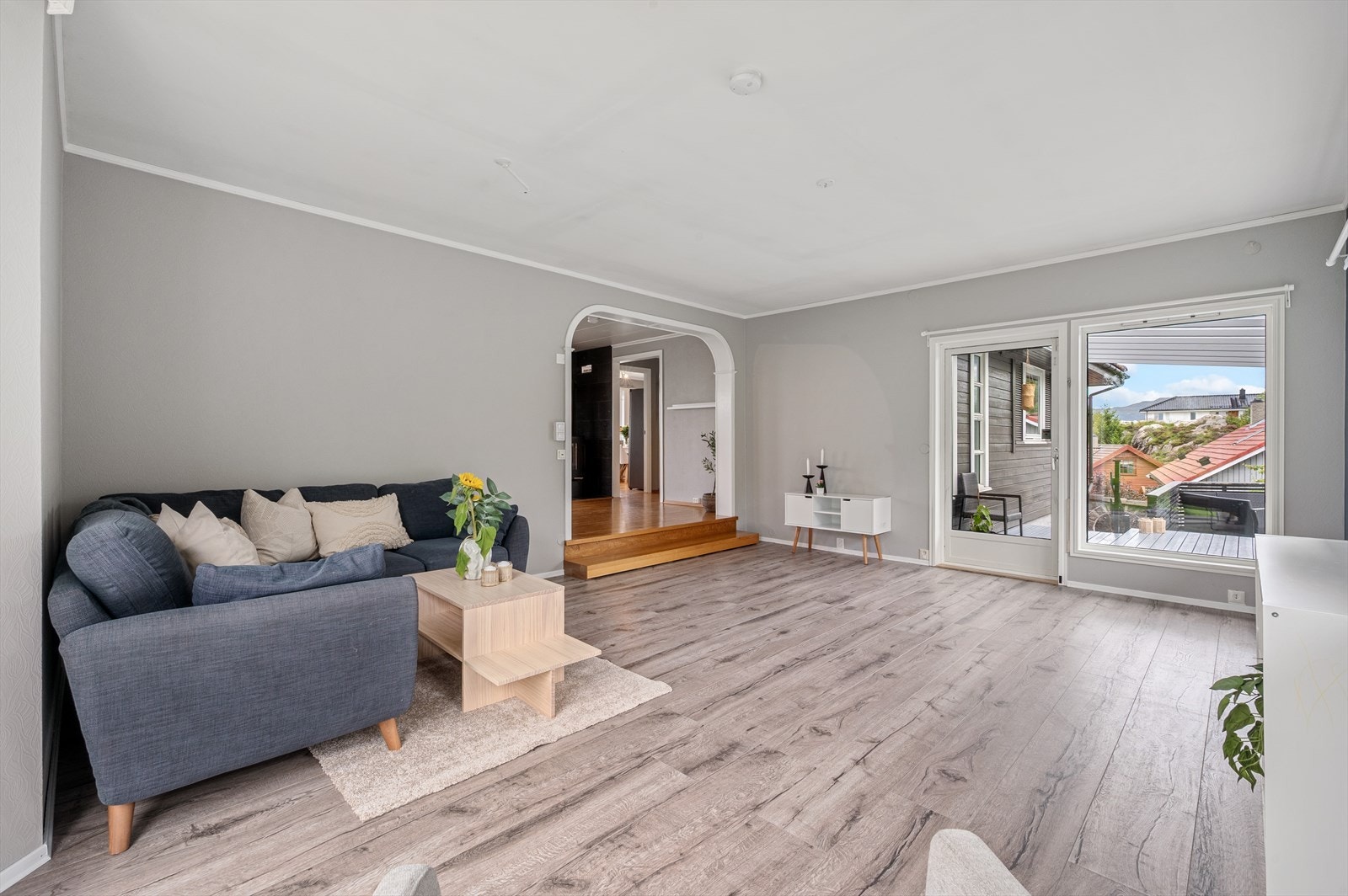 - Videre utgang til terrassen fra stuen - Galleribilde