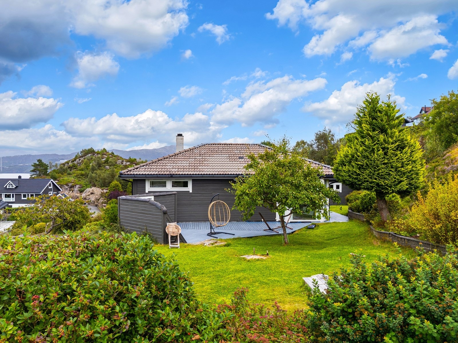 - Nyt de fine sommerdagene- og kveldene i egen hage - Galleribilde