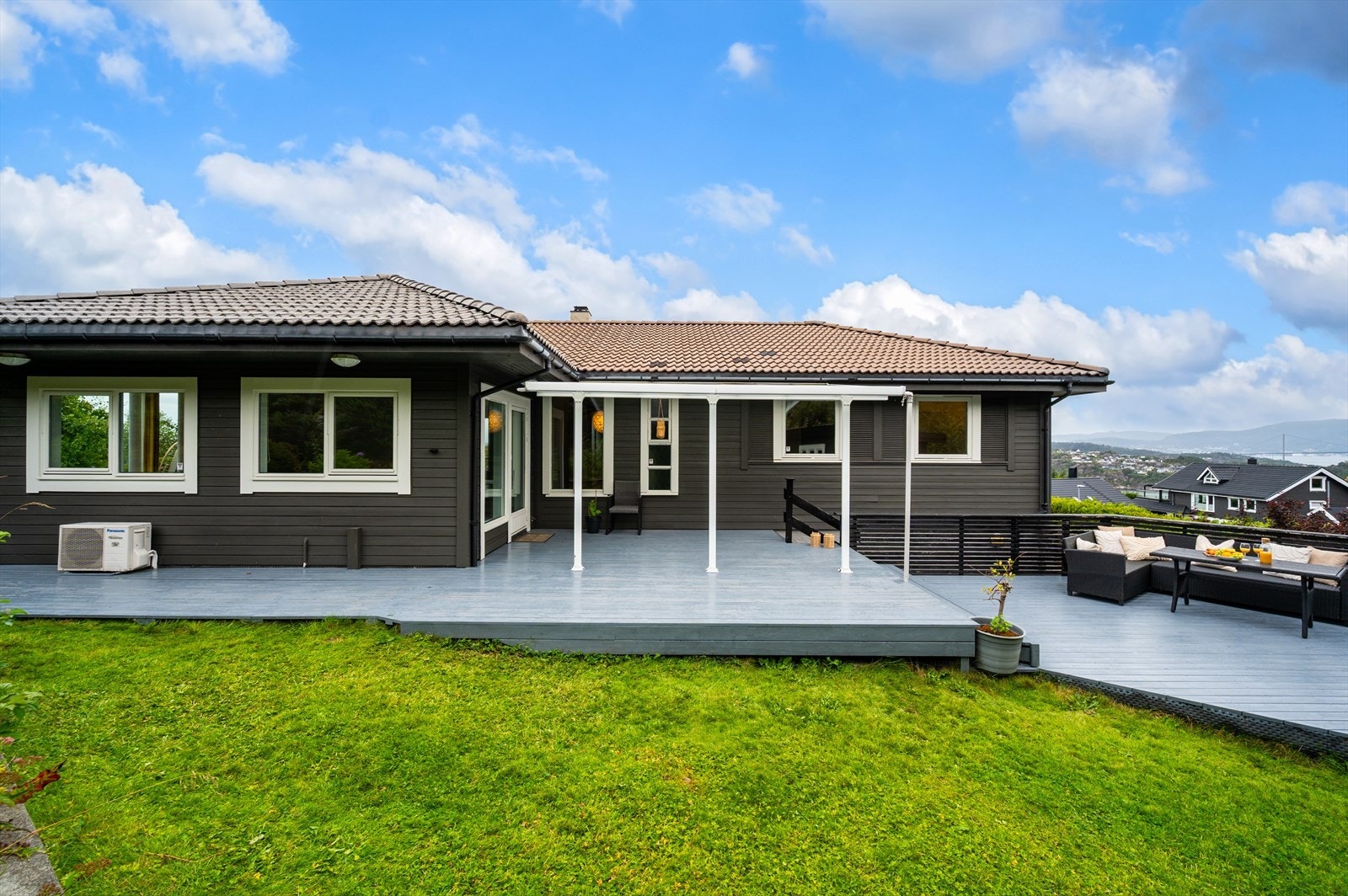 - Her bor du tilbaketrukket men likevel svært sentralt med kort vei til barnehage, skole og servicetilbud - Galleribilde