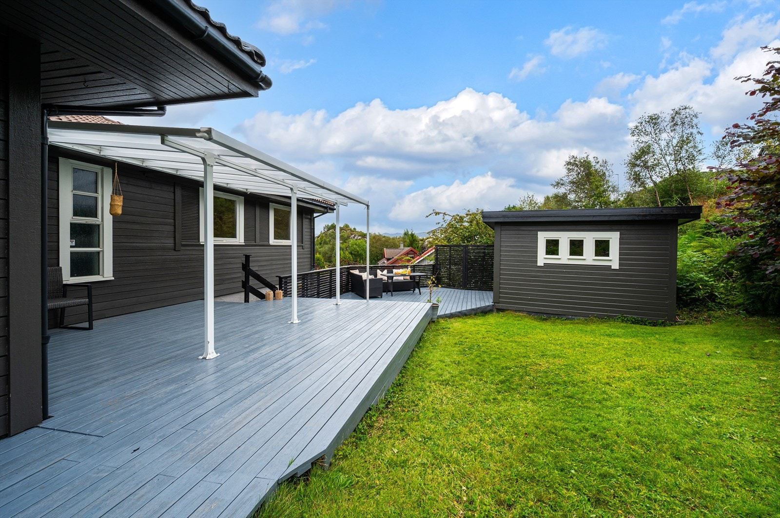 - Terrassen måler hele 79m² og strekker seg rundt to av husets sider - Galleribilde