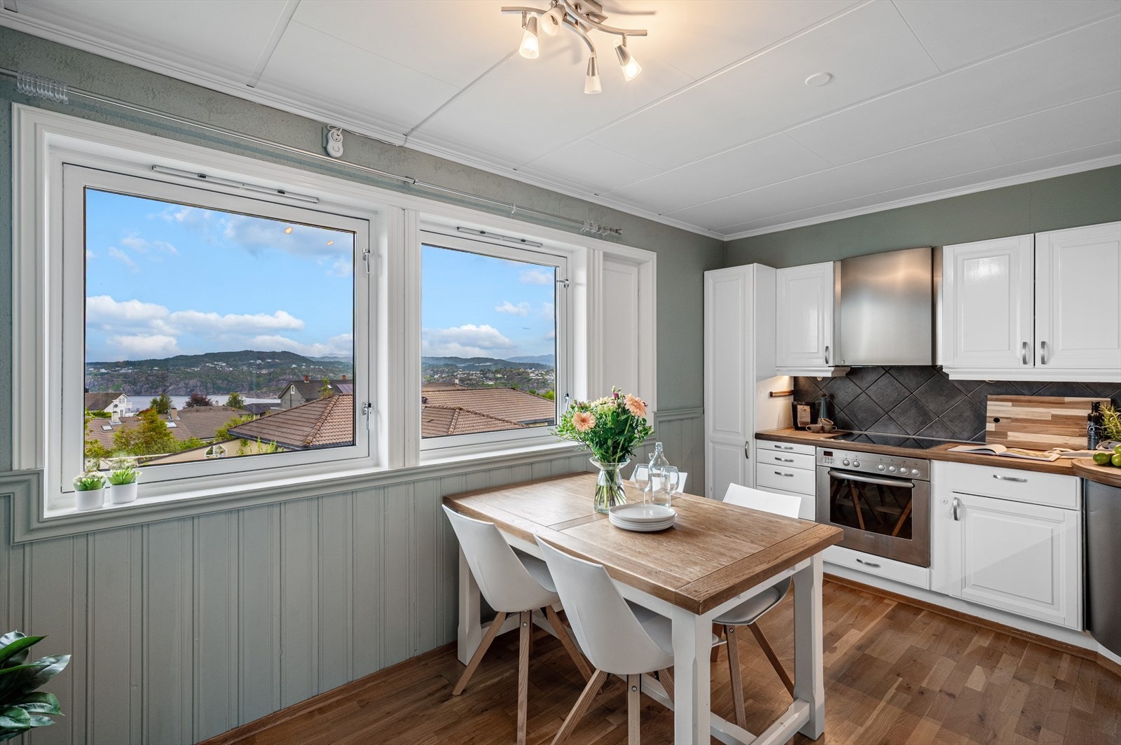 - Klassisk kjøkkeninnredning med profilerte eikefronter og benkeplate i heltre - Galleribilde