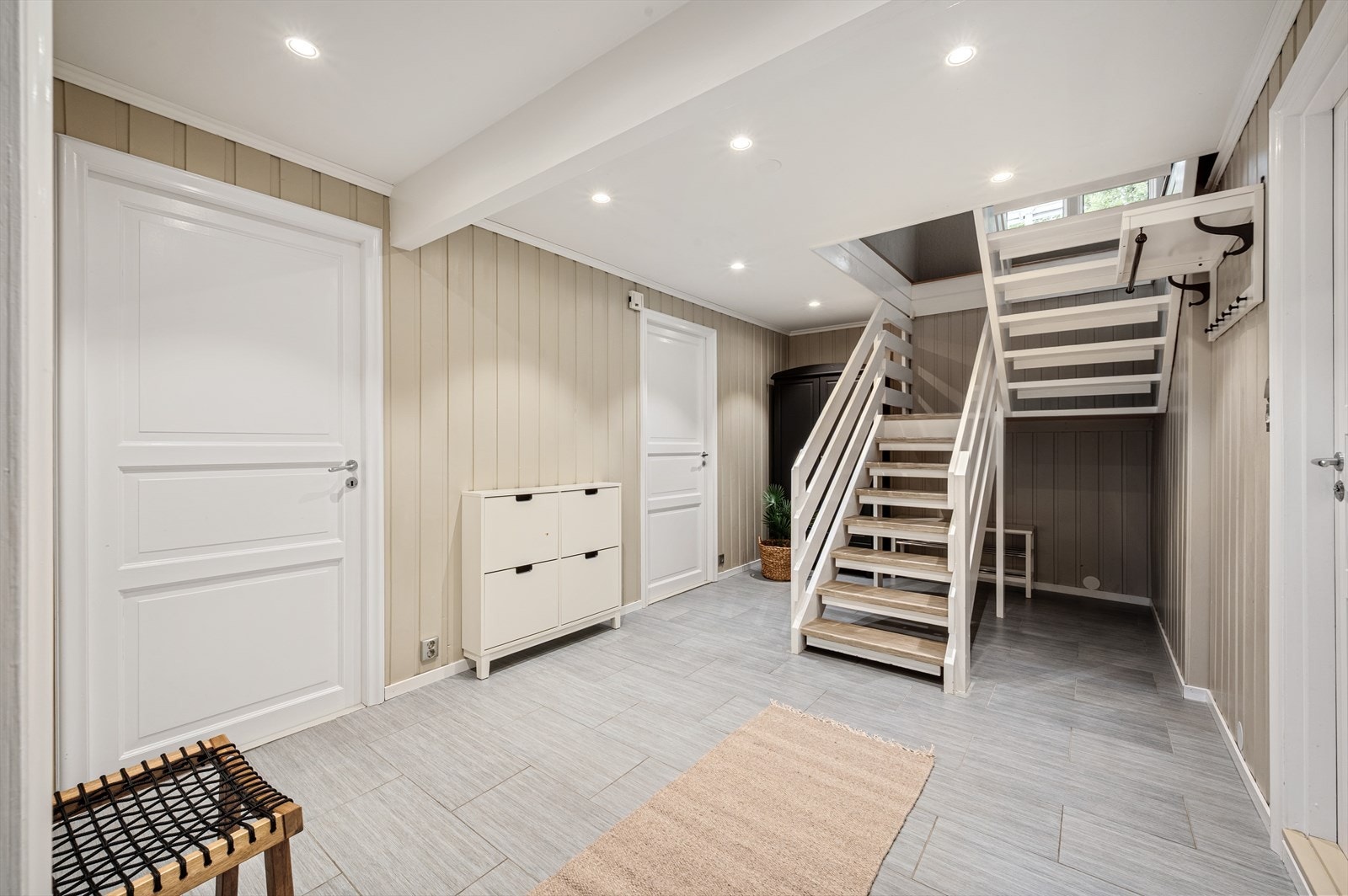 - Her finner vi entré, hall/trapperom, bad m/omkledningsdel, vaskerom, badstue, kjellerstue/soverom (ikke godkjent) og 2 boder - Galleribilde