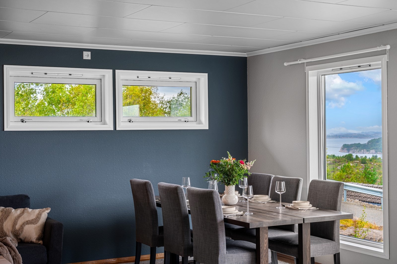 - 1. etasje inneholder gang/trapperom, mellomgang, bad, 3 soverom, 2 stuer og kjøkken - Galleribilde