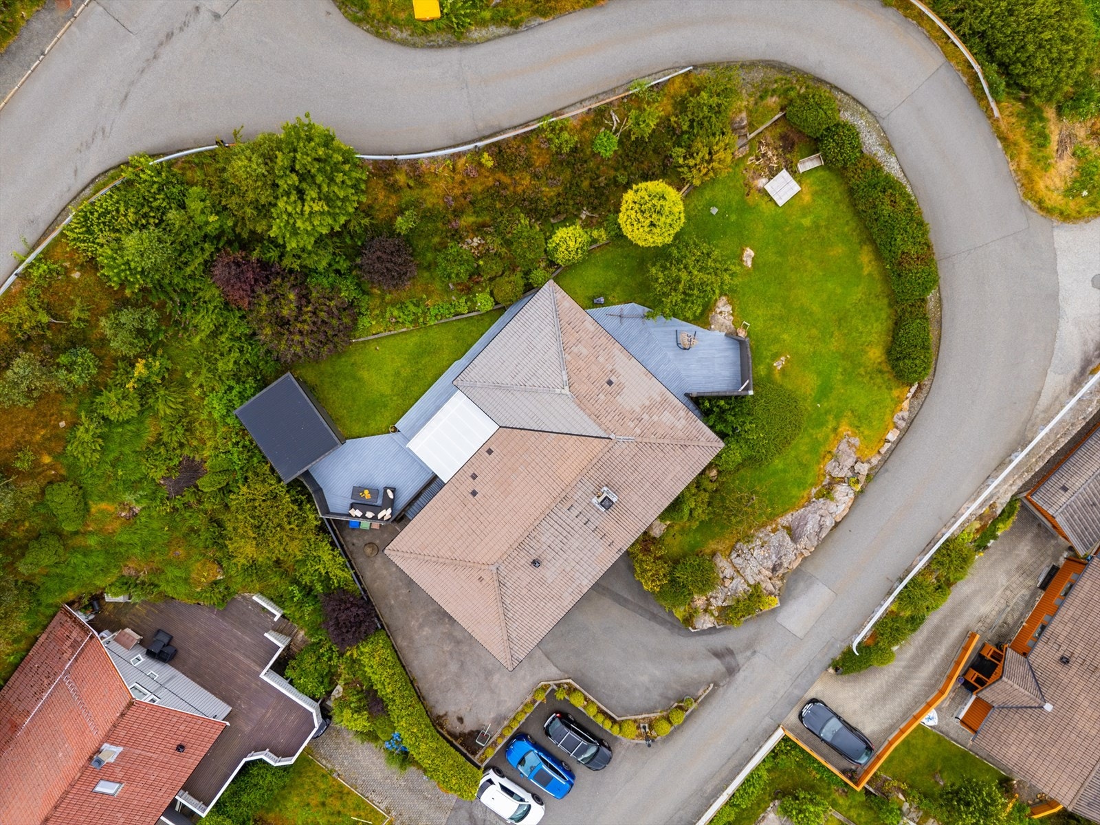 - Tomten måler ca. 1 004m² og fremstår ryddig og velholdt - Galleribilde