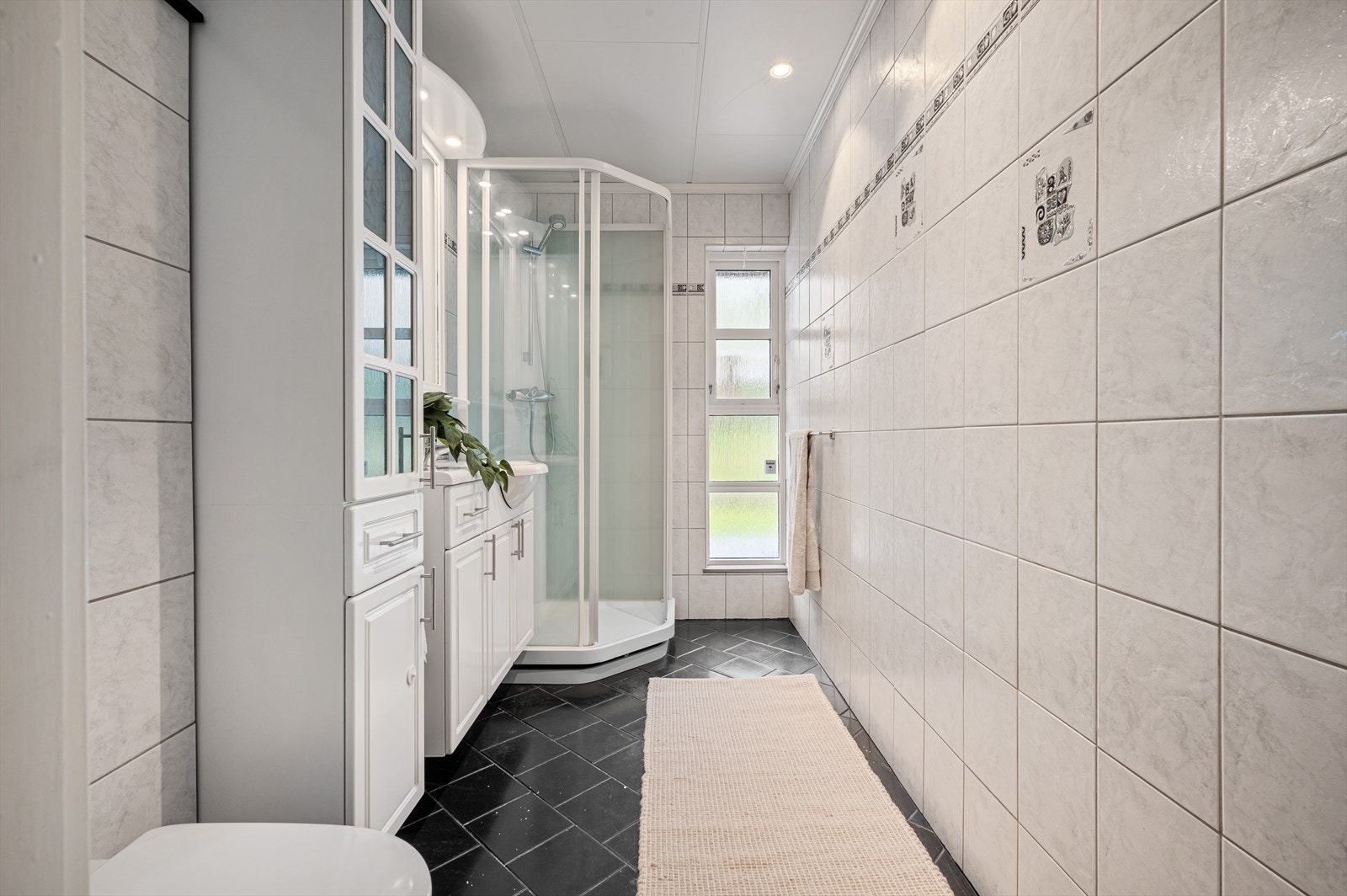 - Helfliset baderom med behagelig varme i gulv - Galleribilde