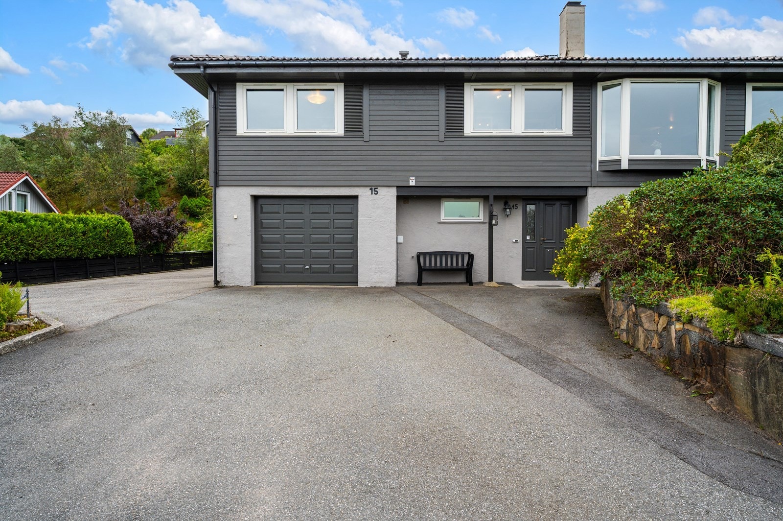 - Gode parkeringsmuligheter i integrert garasje med elbil-lader, samt ellers på egen tomt - Galleribilde